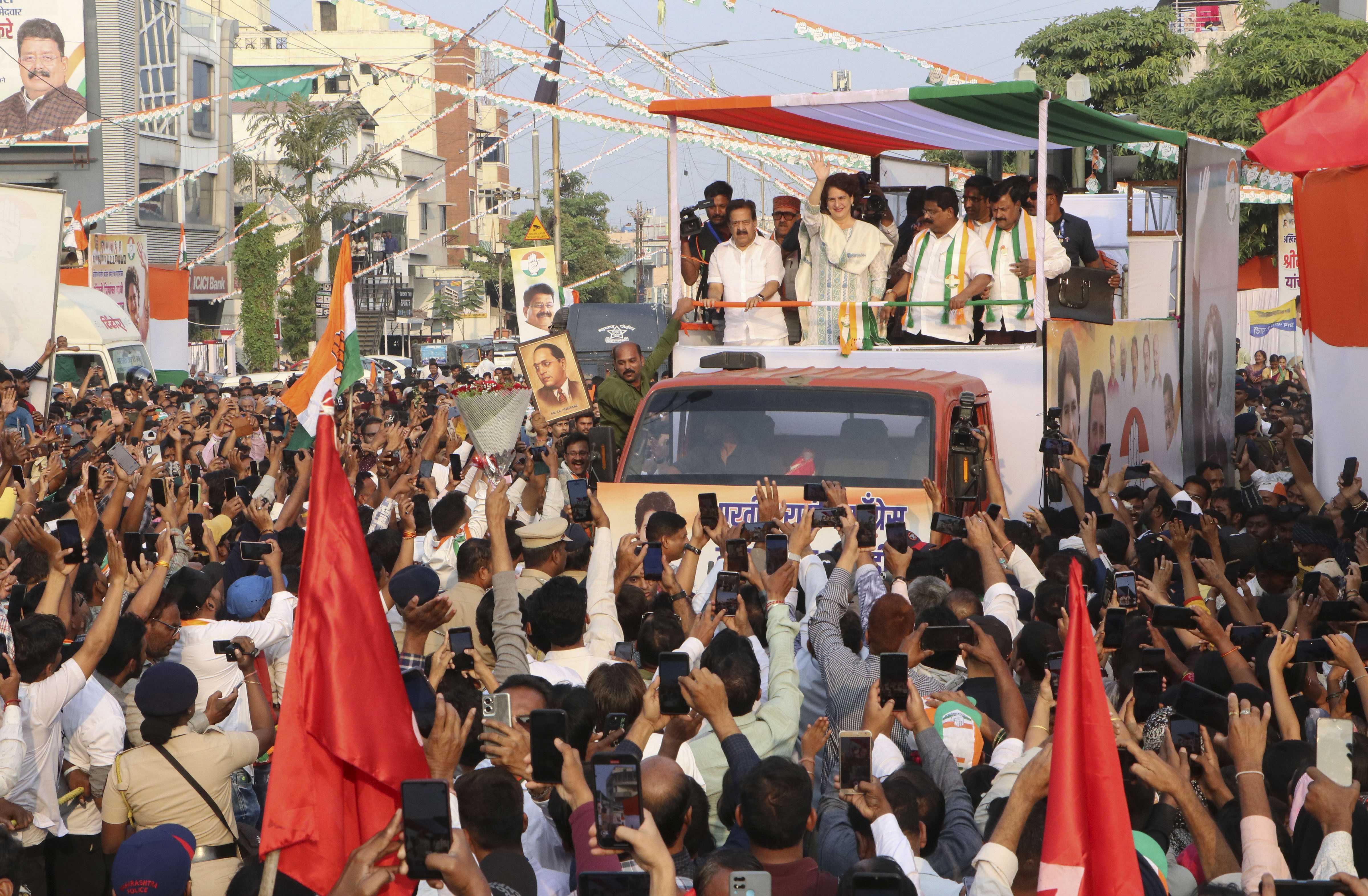 ನಾಗ್ಪುರ ವಿಧಾನಸಭಾ ಕ್ಷೇತ್ರದ ಕಾಂಗ್ರೆಸ್‌ ಅಭ್ಯರ್ಥಿ ವಿಕಾಸ್‌ ಠಾಕ್ರೆ ಪರ ಪ್ರಿಯಾಂಕಾ ಗಾಂಧಿ ಅವರು ಭಾನುವಾರ ರೋಡ್‌ ಷೋ ನಡೆಸಿ ಮತಯಾಚಿಸಿದರು    ಪಿಟಿಐ ಚಿತ್ರ