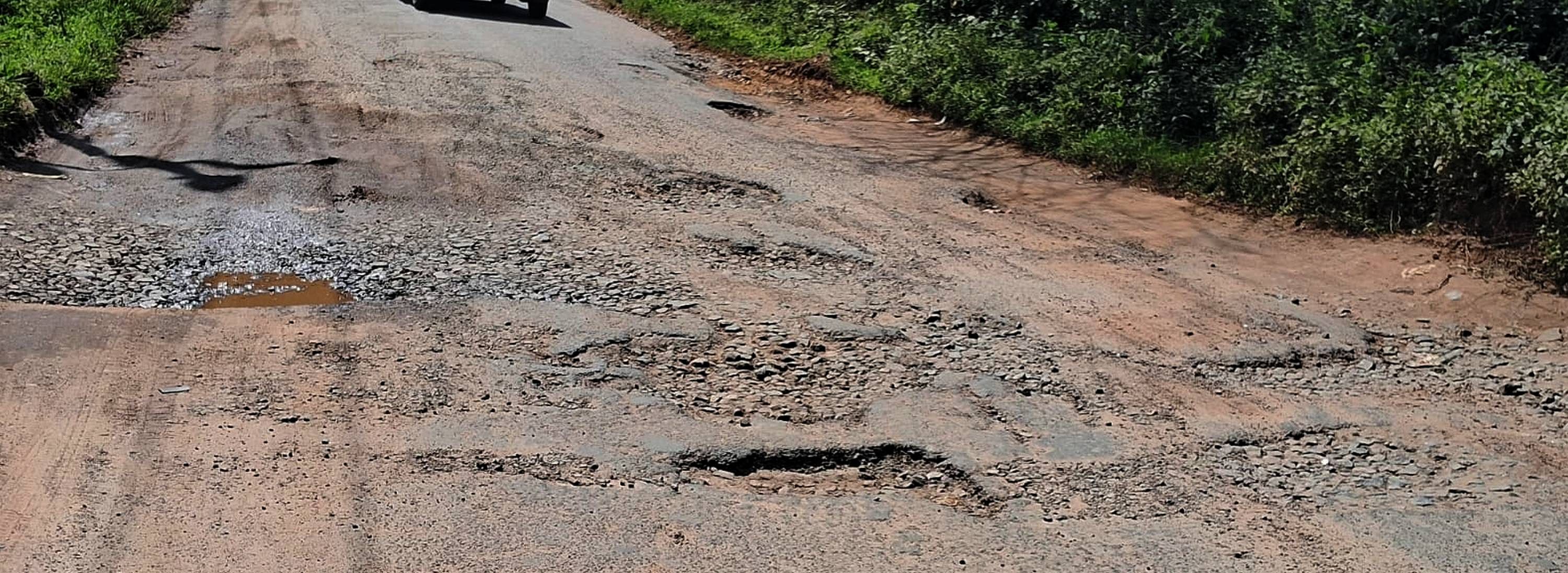 ಸೋಮವಾರಪೇಟೆ ತಾಲ್ಲೂಕಿನ ಕೂತಿ ಗ್ರಾಮದ ಮೂಲಕ ಹಾದುಹೋಗುವ ರಾಜ್ಯ ಹೆದ್ದಾರಿ ಗುಂಡಿಮಯವಾಗಿರುವುದು