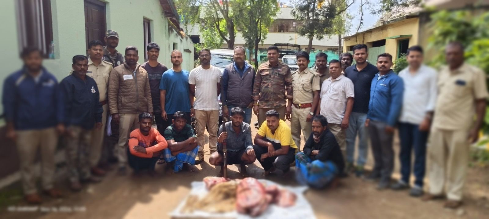 ಗುಂಡ್ಲುಪೇಟೆ ತಾಲ್ಲೂಕಿನ ಎಸ್ಟಿಪಿಎಫ್ ಸಿಬ್ಬಂದಿ  ಜಿಂಕೆ ಮಾಂಸ ಸಾಗಾಣೆ ಮಾಡುತ್ತಿದ್ದ ಐದು ಮಂದಿ ಆರೋಪಿಗಳನ್ನು ಬಂಧಿಸಿರುವುದು.