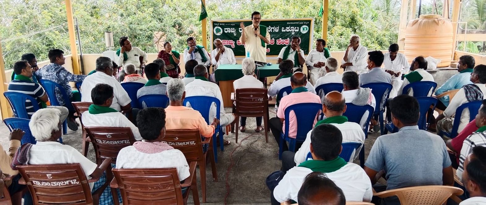 ಮೈಸೂರು ತಾಲ್ಲೂಕಿನ ಮಾರ್ಬಳ್ಳಿಯಲ್ಲಿ ಭಾನುವಾರ ನಡೆದ ರೈತರ ಸಭೆಯಲ್ಲಿ ರಾಜ್ಯ ಕಬ್ಬು ಬೆಳೆಗಾರರ ಸಂಘದ ಅಧ್ಯಕ್ಷ ಕುರುಬೂರು ಶಾಂತಕುಮಾರ್ ಮಾತನಾಡಿದರು