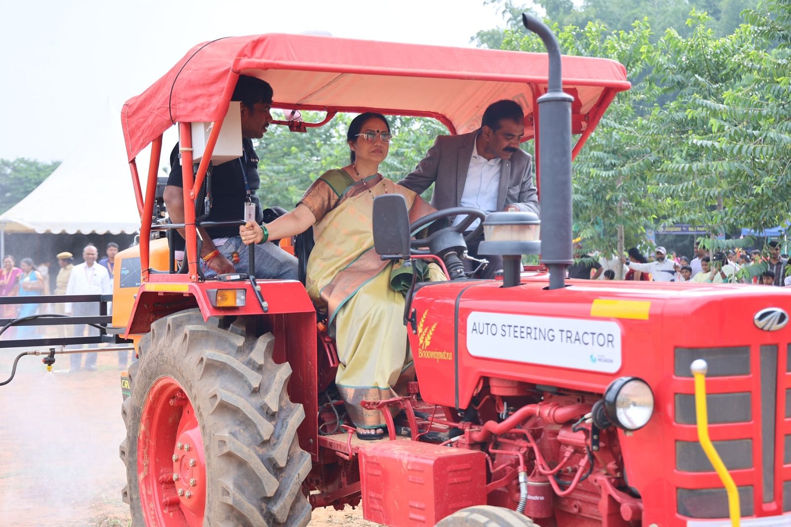 ‘ಬ್ರೂಮ್‌ ಸ್ಪ್ರೇಯರ್‘ ಅರೆ ಸ್ವಯಂಚಾಲಿತ ಟ್ರ್ಯಾಕ್ಟರ್‌ ಚಾಲನೆ ಮಾಡಿದ ಶಾಲಿನಿ ರಜನೀಶ್. ಎಸ್‌.ವಿ. ಸುರೇಶ ಅವರು ಸಾಥ್ ನೀಡಿದರು.