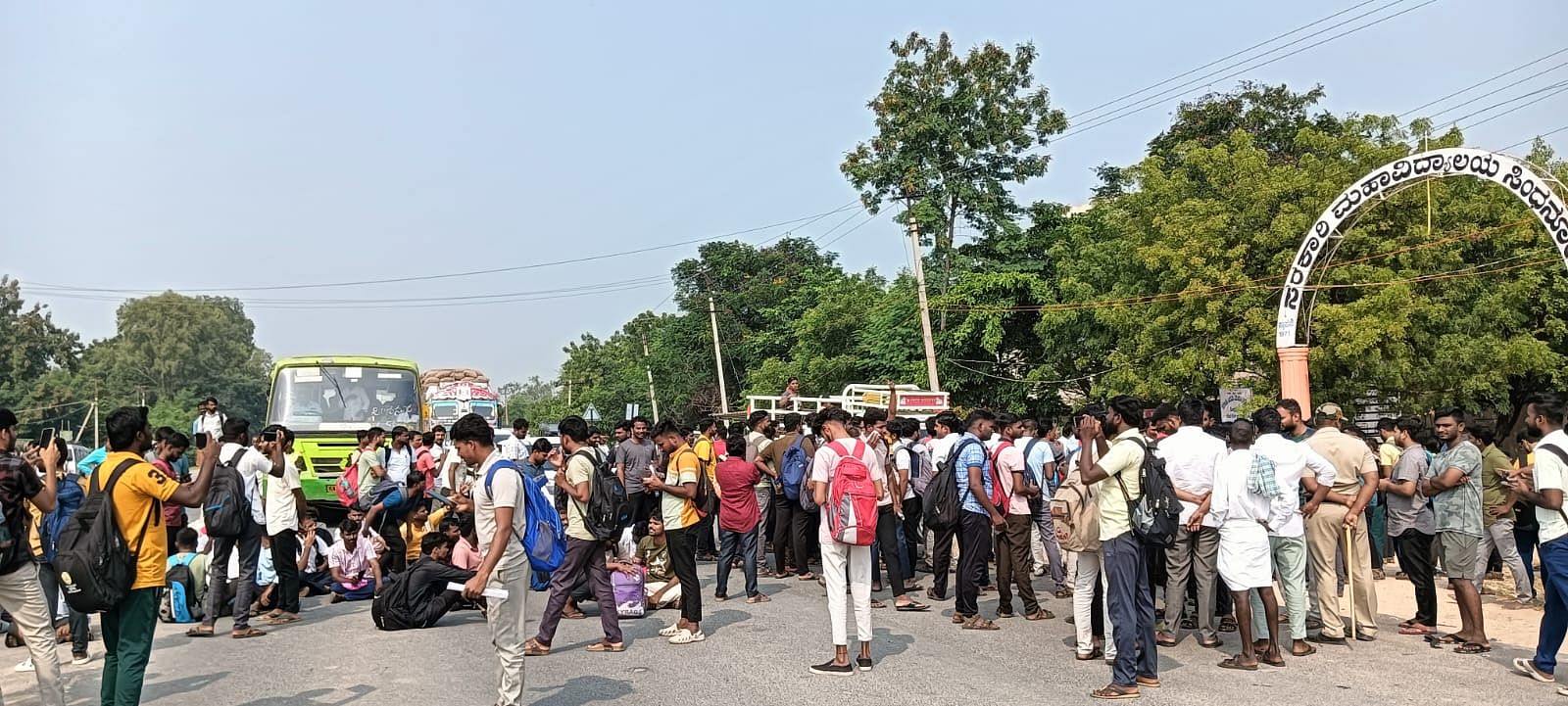 ರಾಯಚೂರು ಜಿಲ್ಲೆ ಸಿಂಧನೂರಿನ ಸರ್ಕಾರಿ ಕಾಲೇಜಿನ ಎದುರು ಪಿಡಿಒ ಪರೀಕ್ಷಾರ್ಥಿಗಳು ಕುಷ್ಟಗಿ–ರಾಯಚೂರು ಹೆದ್ದಾರಿ ತಡೆ ನಡೆಸಿದರು