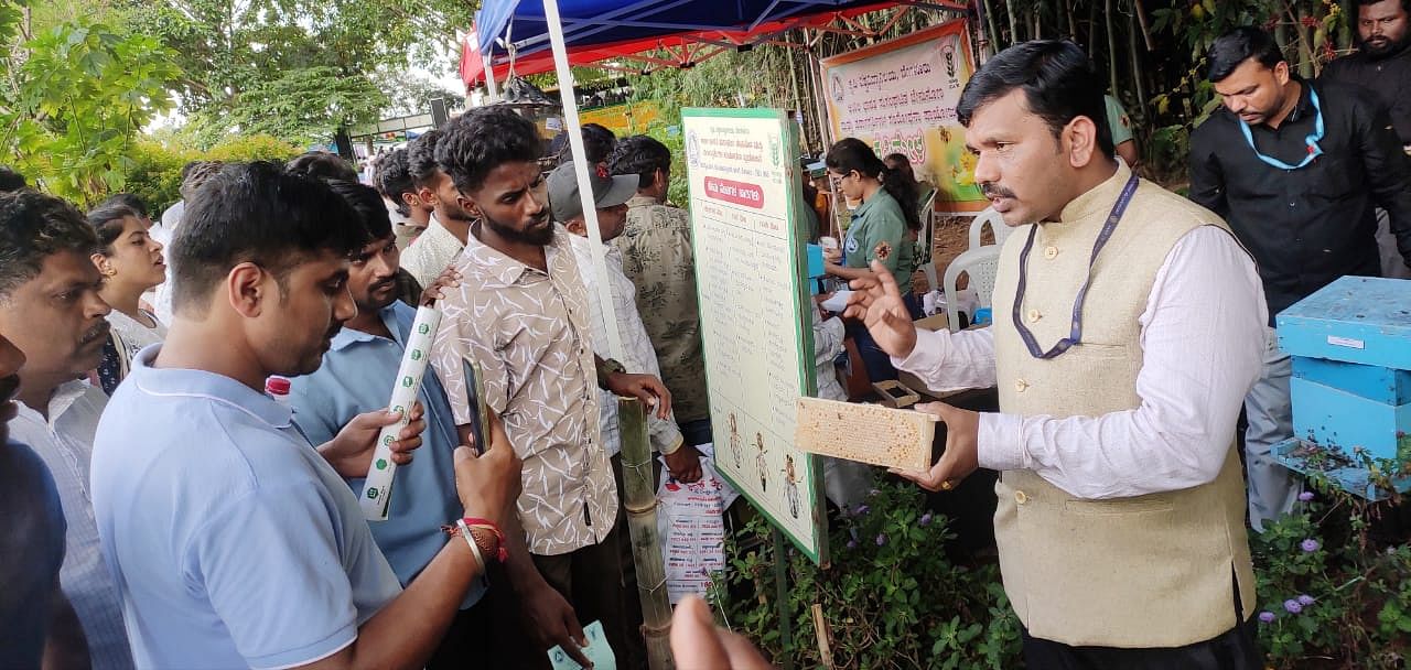 ಜೇನು ಕೃಷಿ ವಿಭಾಗದ ವಿಜ್ಞಾನಿ ಕೆ.ಟಿ.ವಿಜಯಕುಮಾರ್‌ ಅವರು ಜೇನುಪೆಟ್ಟಿಗೆಯಲ್ಲಿ ಪ್ಲಾಸ್ಟಿಕ್‌ ಫ್ರೇಮ್‌ಗಳ ಬಳಕೆ ಕುರಿತು ಸಾರ್ವಜನಿಕರಿಗೆ ಮಾಹಿತಿ ನೀಡಿದರು