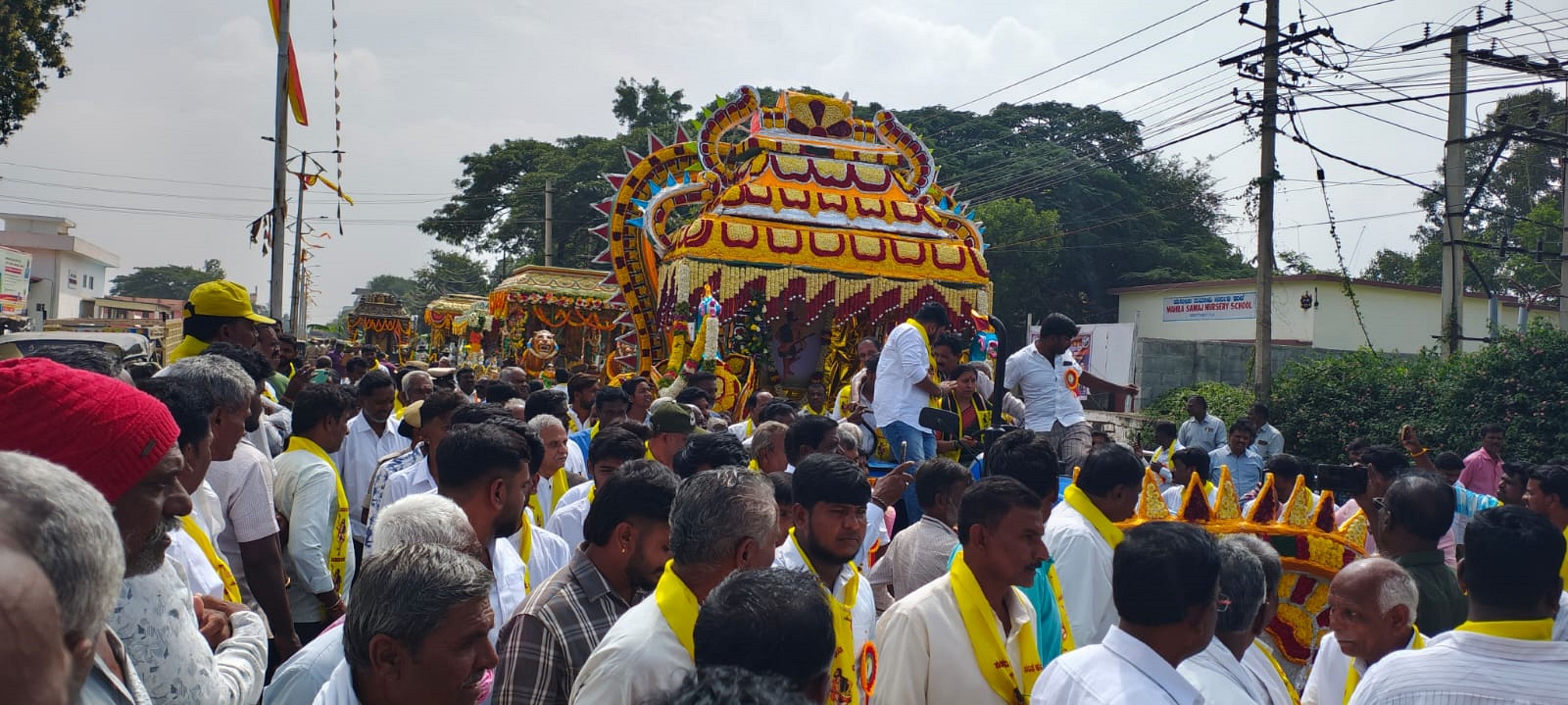 ಕೆಜಿಎಫ್‌ ರಾಬರ್ಟಸನ್‌ಪೇಟೆಯಲ್ಲಿ ಸೋಮವಾರ ಕನಕ ಜಯಂತಿ ಸ್ತಬ್ದ ಚಿತ್ರದ ಮೆರವಣಿಗೆಗೆ ಶಾಸಕಿ ಎಂ.ರೂಪಕಲಾ ಟ್ರಾಕ್ಟರ್‌ ಚಾಲಿಸುವ ಮೂಲಕ ಚಾಲನೆ ನೀಡಿದರು.