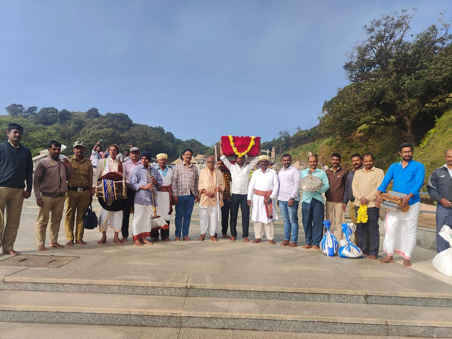 ತಲಕಾವೇರಿ ಕ್ಷೇತ್ರದಿಂದ ಸೋಮವಾರ ಕಾವೇರಿ ಮಾತೆಗೆ ತೊಡಿಸಿದ್ಧ ಚಿನ್ನಾಭರಣಗಳನ್ನು ಶಾಸ್ತ್ರೋಕ್ತವಾಗಿ ಮರಳಿ ತರಲಾಯಿತು