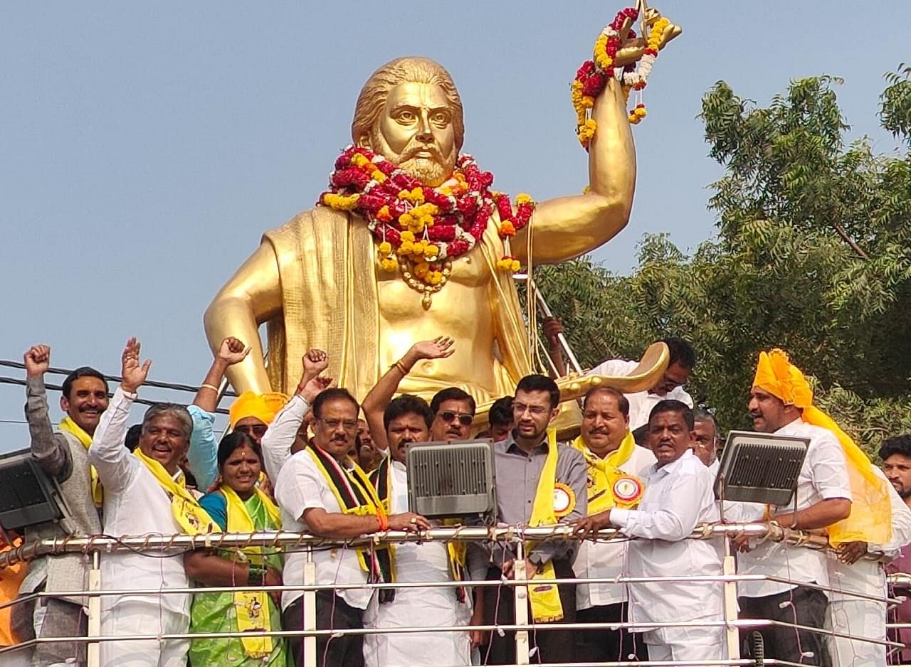 ದಾಸಶ್ರೇಷ್ಠ ಕನಕದಾಸರ ಜಯಂತಿಯ ಅಂಗವಾಗಿ ರಾಯಚೂರಿನ ಗಂಜ್ ವೃತ್ತದ ಬಳಿಯ ಕನಕದಾಸ ಪ್ರತಿಮೆಗೆ ಗಣ್ಯರು ಮಾಲಾರ್ಪಣೆ ಮಾಡಿದರು