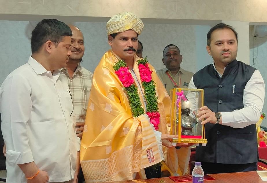 ‘ಸಮಾಜ ಸುಧಾರಕ ಕನಕದಾಸರು’ ಪುಸ್ತಕ ಬರೆದ ಜಿಪಂ ಉಪಕಾರ್ಯದರ್ಶಿ ಮುಕ್ಕಣ್ಣ ಕರಿಗಾರ ಅವರನ್ನು ಜಿಪಂ ಮುಖ್ಯ ಕಾರ್ಯನಿರ್ವಾಹಕ ಅಧಿಕಾರಿ ಡಾ. ಗಿರೀಶ ಬದೋಲೆ ಅವರು ಬೀದರ್‌ನಲ್ಲಿ ಸೋಮವಾರ ಸನ್ಮಾನಿಸಿದರು