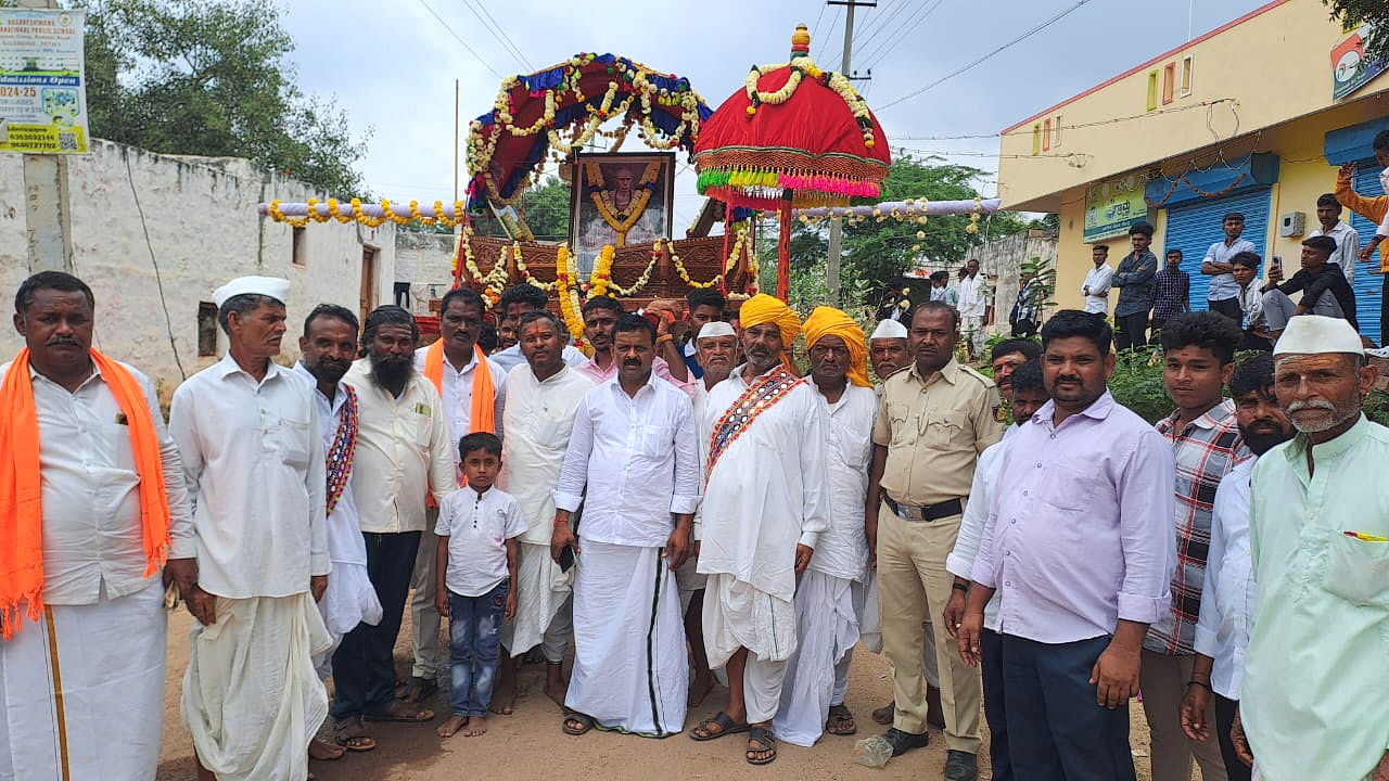 ಗುಳೇದಗುಡ್ಡ ತಾಲ್ಲೂಕಿನ ಹಾನಾಪೂರ ಎಸ್.ಪಿ.ಗ್ರಾಮದಲ್ಲಿ ಶ್ರದ್ದಾನಂದ ಮಠದ ಅಡ್ಡಪಲ್ಲಕ್ಕಿ ಮಹೋತ್ಸವ ನಡೆಯಿತು