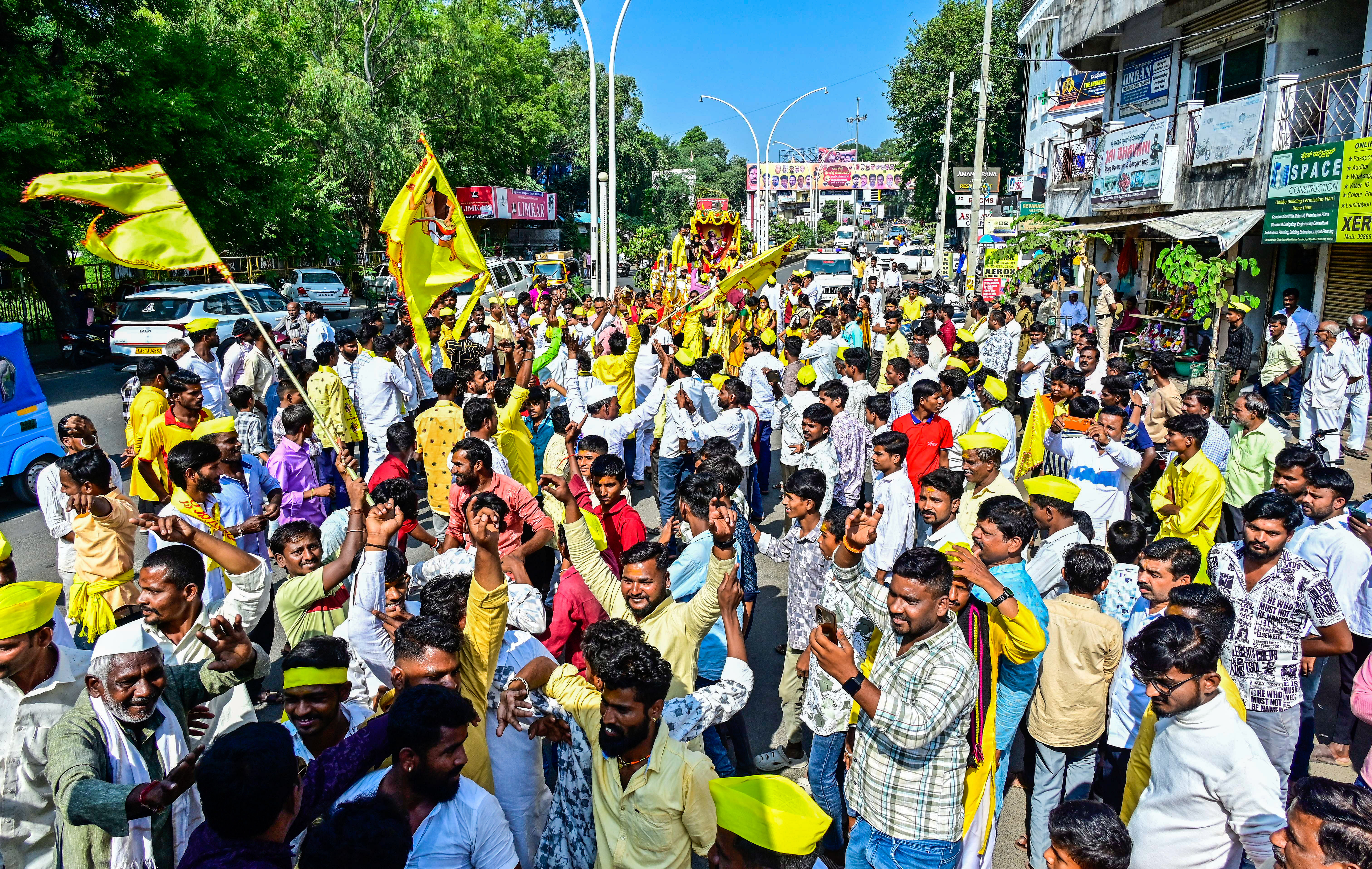 ಕನಕದಾಸರ ಜಯಂತಿ ಅಂಗವಾಗಿ ಕಲಬುರಗಿಯಲ್ಲಿ ಸೋಮವಾರ ನಡೆದ ಕನಕದಾಸರ ಚಿತ್ರದ ಮೆರವಣಿಗೆಯಲ್ಲಿ ಸೇರಿದ್ದ ಜನ    –ಪ್ರಜಾವಾಣಿ ಚಿತ್ರ