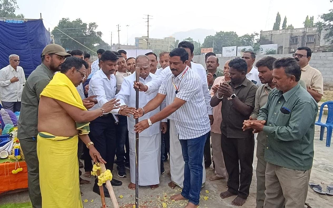 ಹೊಸದುರ್ಗದ ಬೆಸ್ಕಾಂ ಉಪಕೇಂದ್ರದ ಆವರಣದಲ್ಲಿ ಶಾಸಕ ಬಿ.ಜಿ. ಗೋವಿಂದಪ್ಪ ಸೋಮವಾರ ವಿವಿಧ ಕಾಮಗಾರಿಗಳಿಗೆ ಭೂಮಿಪೂಜೆ ನೆರವೇರಿಸಿದರು 