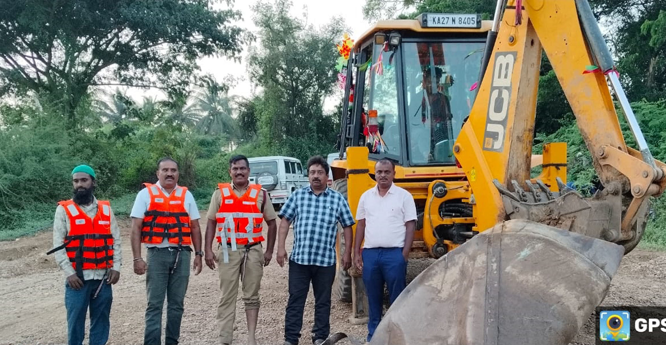 ಹೂವಿನಹಡಗಲಿ ತಾಲ್ಲೂಕು ವ್ಯಾಪ್ತಿಯ ನದಿಪಾತ್ರದ ಮರಳು ಸಾಗಿಸುತ್ತಿದ್ದ ತೆಪ್ಪಗಳನ್ನು ಹಾವೇರಿ ಭಾಗದ ಕಂಚಾರಗಟ್ಟಿ ಬಳಿ ಅಧಿಕಾರಿಗಳು ವಶಪಡಿಸಿಕೊಂಡಿದ್ದಾರೆ.