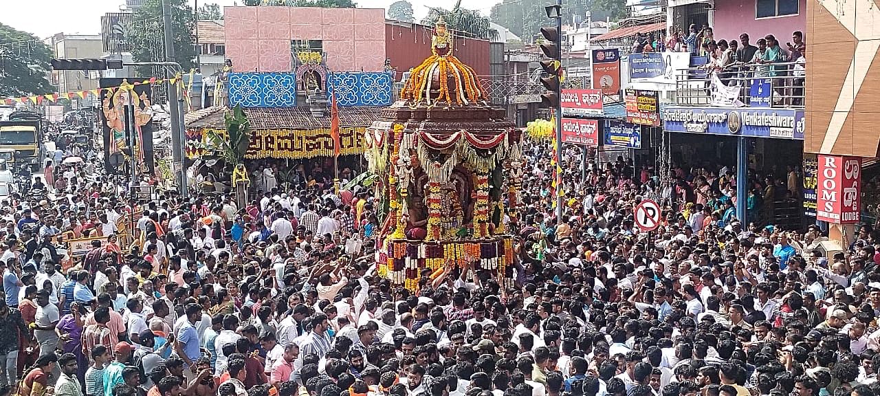 ಕುಶಾಲನಗರದಲ್ಲಿ ಗಣಪತಿ ದೇವಾಲಯದ ವಾರ್ಷಿಕ ರಥೋತ್ಸವ ಮಂಗಳವಾರ ವಿಜೃಂಭಣೆಯಿಂದ ನಡೆಯಿತು