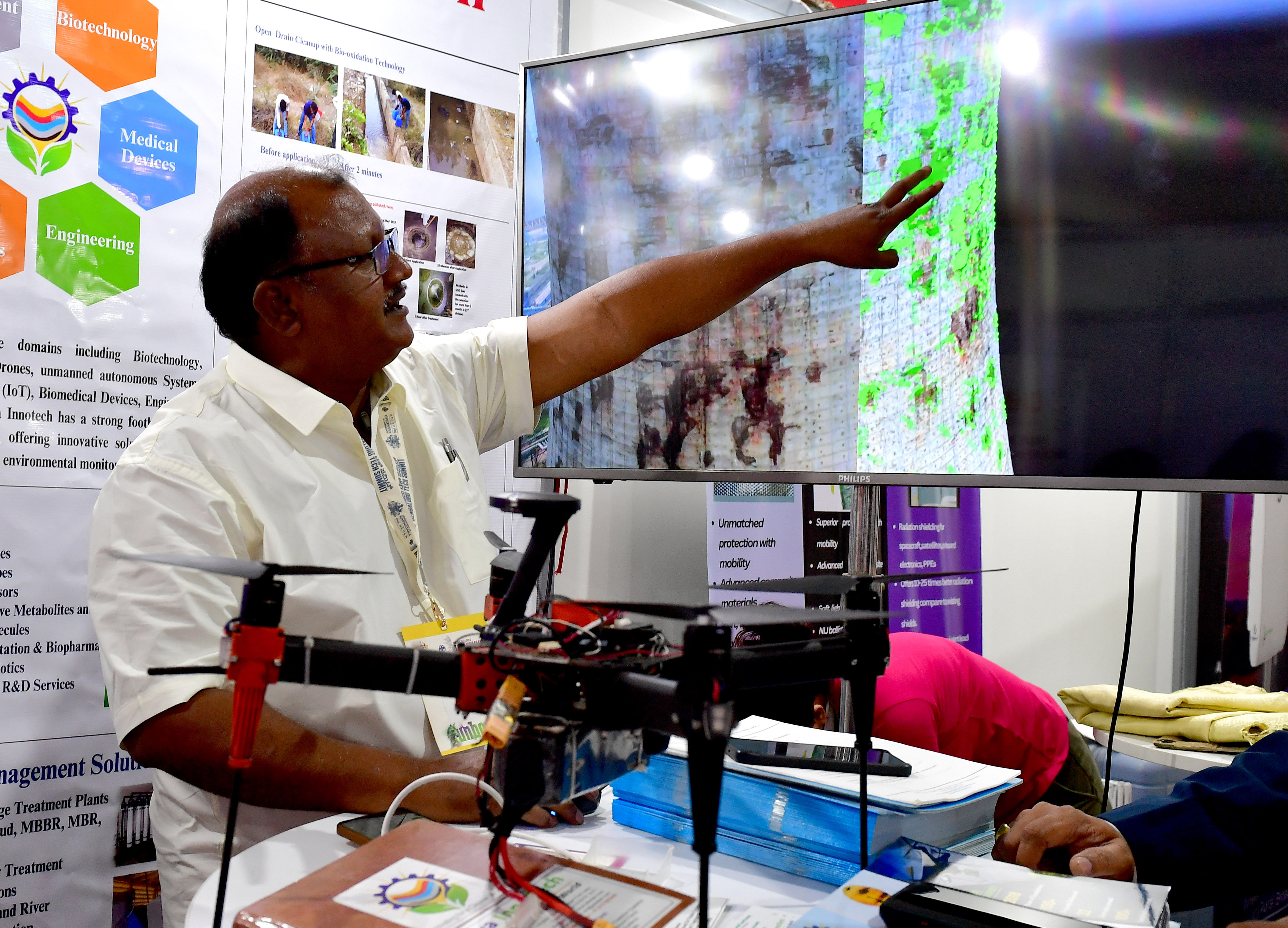 ಬೆಂಗಳೂರಿನ ಅರಮನೆ ಆವರಣದಲ್ಲಿ ಮಂಗಳವಾರ ಆರಂಭವಾದ ಬೆಂಗಳೂರು ಟೆಕ್ ಸಮ್ಮಿಟ್ ಪ್ರದರ್ಶನ ಮಳಿಗೆಯಲ್ಲಿ ಪ್ರದರ್ಶಿಸಲಾದ ಕಟ್ಟಡ ಸದೃಢತೆ ಪರೀಕ್ಷಿಸುವ ಸಾಧನವನ್ನು ಡಾ. ರೇಣು ಶರತ್ ವೆಗೇಸನ್‌ ವಿವರಿಸಿದರು
– ಪ್ರಜಾವಾಣಿ ಚಿತ್ರ