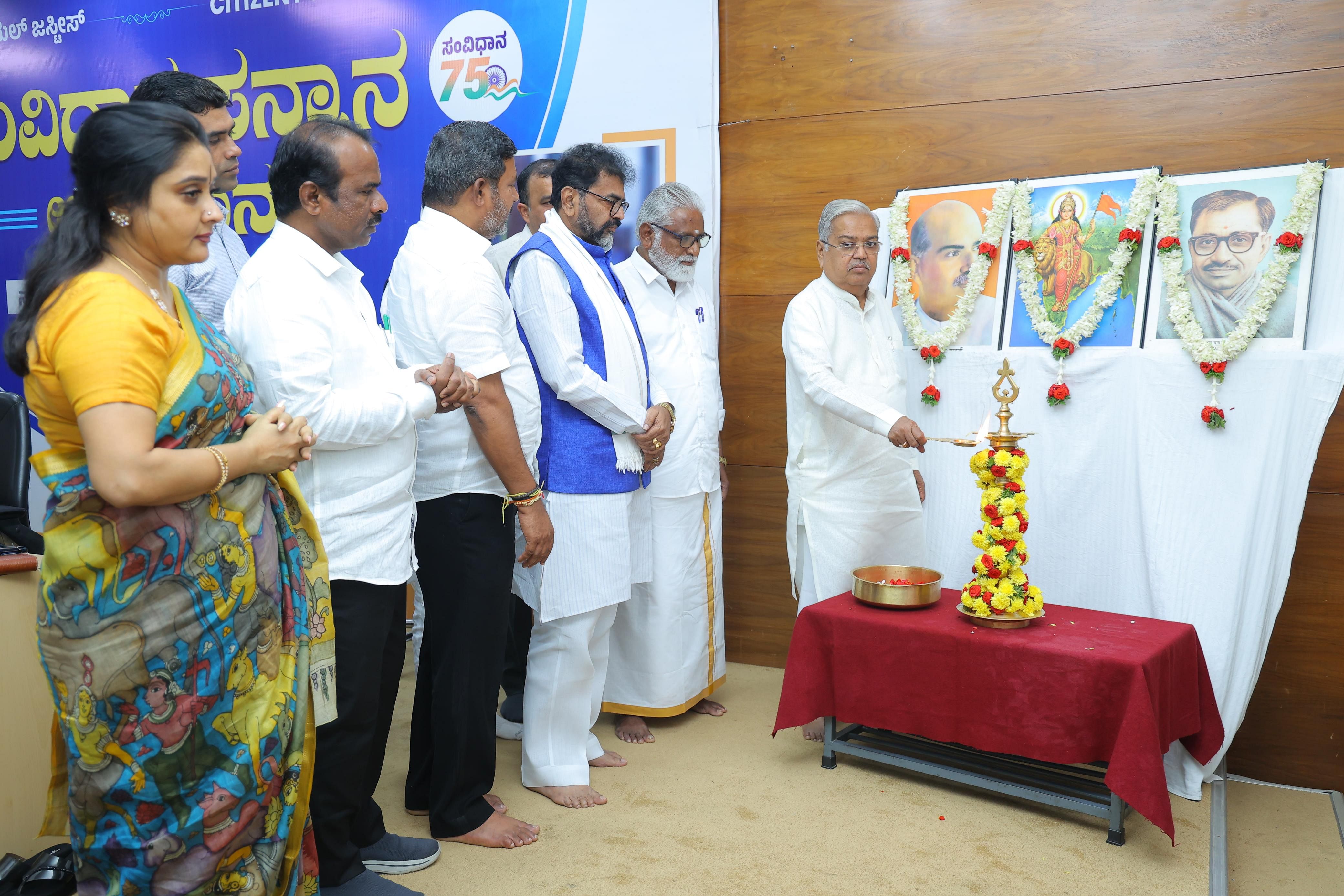 ಬಿಜೆಪಿ ರಾಜ್ಯ ಕಚೇರಿಯಲ್ಲಿ ಮಂಗಳವಾರ ಏರ್ಪಡಿಸಿದ್ದ ‘ಸಂವಿಧಾನ ಸನ್ಮಾನ ಅಭಿಯಾನ’ ರಾಜ್ಯ ಮಟ್ಟದ ಕಾರ್ಯಾಗಾರವನ್ನು ಸಂಸದ ಗೋವಿಂದ ಕಾರಜೋಳ ಉದ್ಘಾಟಿಸಿದರು. ಪಕ್ಷದ ಮುಖಂಡರಾದ ಎನ್.ಮಹೇಶ್‌, ಛಲವಾದಿ ನಾರಾಯಣಸ್ವಾಮಿ, ಸಿಮೆಂಟ್‌ ಮಂಜು, ಎನ್‌.ರವಿಕುಮಾರ್, ಪಿ.ರಾಜೀವ್‌ ಮತ್ತು ಮಾಳವಿಕ ಅವಿನಾಶ್‌ ಭಾಗವಹಿಸಿದ್ದರು.