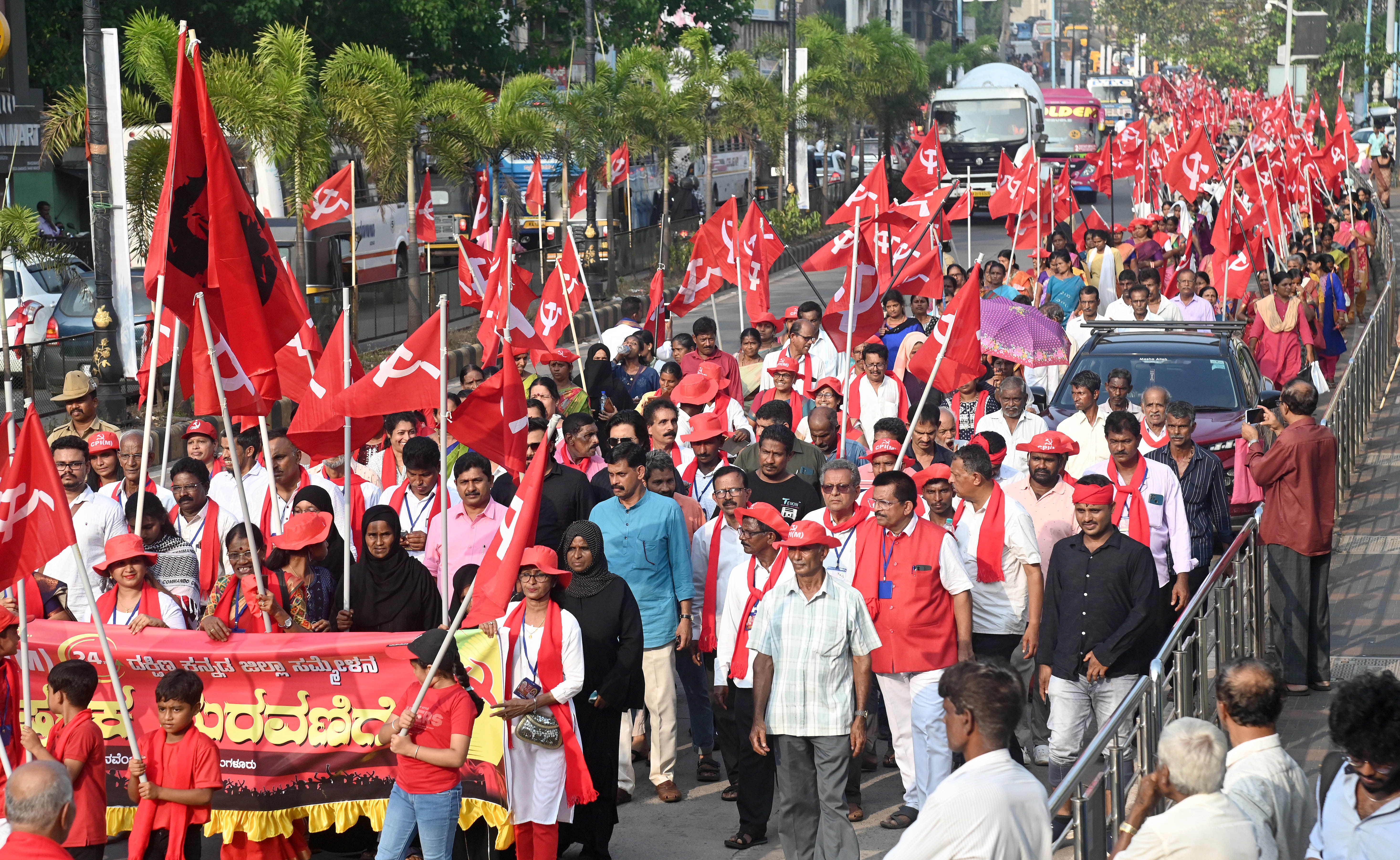 ಸಿಪಿಎಂ ದಕ್ಷಿಣ ಕನ್ನಡ ಜಿಲ್ಲಾ ಸಮ್ಮೇಳನದ ಅಂಗವಾಗಿ ಮಂಗಳೂರಿನ ಅಂಬೇಡ್ಕರ್ ವೃತ್ತದಿಂದ ಪುರಭವನದವರೆಗೆ ಸಿಪಿಎಂ ಕಾರ್ಯಕರ್ತರು ಮೆರವಣಿಗೆ ನಡೆಸಿದರು