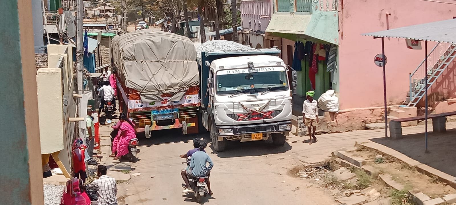 ಸಾದಲಿ ಮುಖ್ಯ ರಸ್ತೆಯಲ್ಲಿ ವಾಹನಗಳು ಸರಾಗವಾಗಿ ಹೋಗಲು ಸಾಧ್ಯವಾಗದೆ ಸಂಚಾರ ದಟ್ಟಣೆ ಉಂಟಾಗಿರುವುದು 