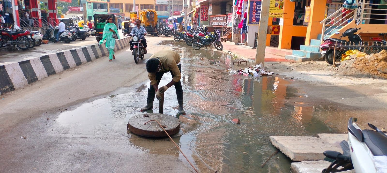 ಕನಕಪುರ ಬೂದಿಕೇರಿಯಲ್ಲಿ ಮ್ಯಾನ್‌ಹೋಲಿನಿಂದ ಗಲೀಜನೀರು ಹರಿಯುತ್ತಿರುವುದನ್ನು ಸರಿಪಡಿಸುತ್ತಿರುವ ನಗರಸಭೆ ಸಿಬ್ಬಂದಿ