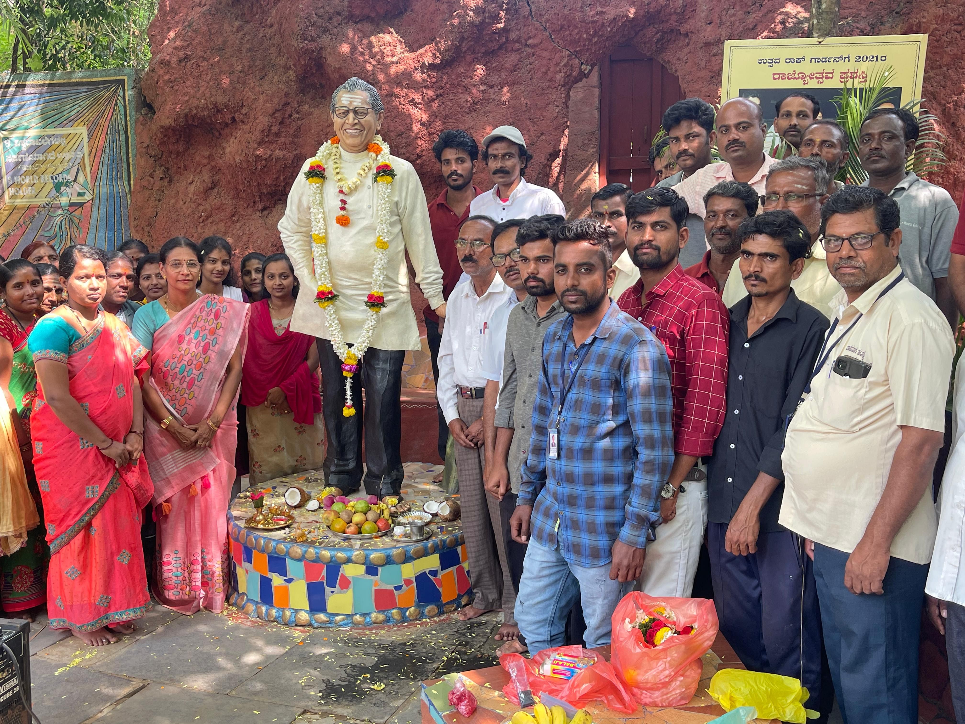 ಶಿಗ್ಗಾವಿ ತಾಲ್ಲೂಕಿನ ಗೊಟಗೋಡಿ ಉತ್ಸವ ರಾಕ್ ಗಾರ್ಡನ್‌ನ ರಾಜ್‌ಕುಮಾರ್ ಸರ್ಕಲ್‌ನಲ್ಲಿ ದಿ.ಟಿ.ಬಿ.ಸೊಲಬಕ್ಕನವರರ 4ನೇ ಪುಣ್ಯಸ್ಮರಣೆ ಕಾರ್ಯಕ್ರಮ ಮಂಗಳವಾರ ಆಚರಿಸಲಾಯಿತು