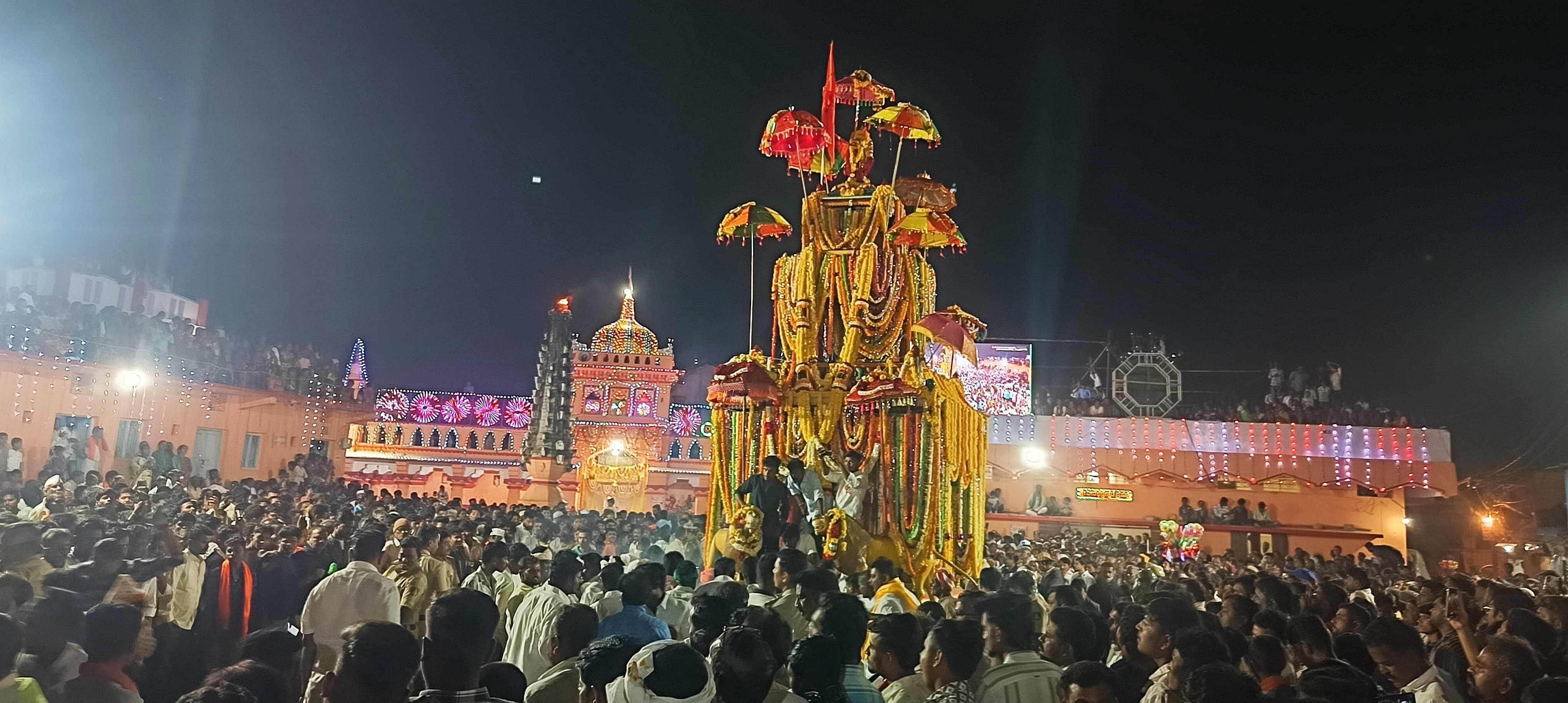 ವಾಡಿ ಸಮೀಪದ ಹಲಕರ್ಟಿ ಐತಿಹಾಸಿಕ ವೀರಭದ್ರೇಶ್ವರ ರಥೋತ್ಸವ ಬುಧವಾರ ಅದ್ದೂರಿಯಾಗಿ ಜರುಗಿತು