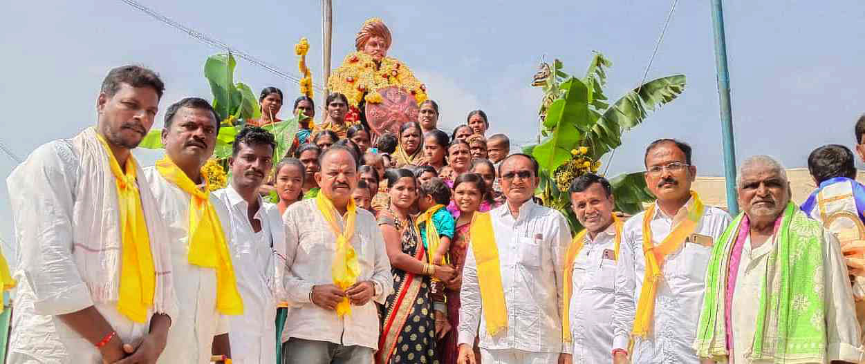 ಹಗರಿಬೊಮ್ಮನಹಳ್ಳಿ ತಾಲ್ಲೂಕಿನ ಮುಟುಗನಹಳ್ಳಿಯಲ್ಲಿ ಕನಕದಾಸರ ಜಯಂತಿ ಹಮ್ಮಿಕೊಳ್ಳಲಾಗಿತ್ತು