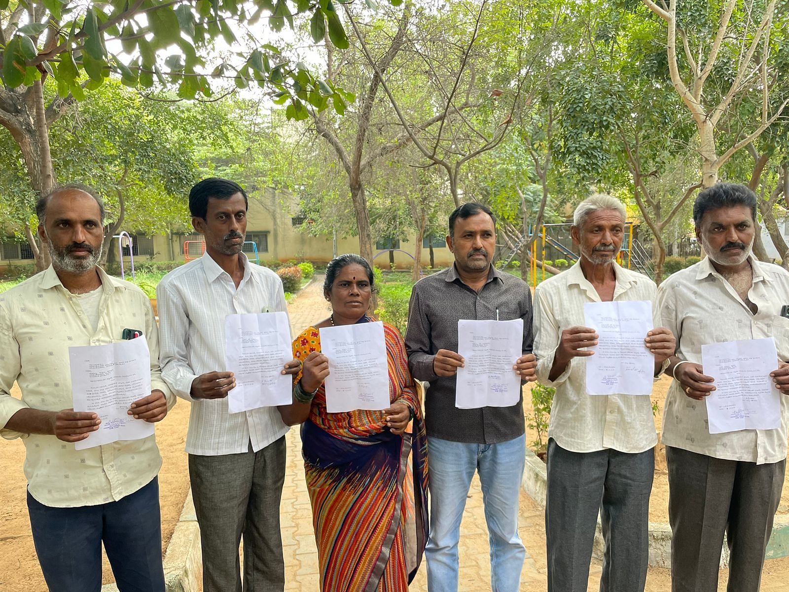 ಬಂಗಾರಪೇಟೆಯ ಐನೋರಹೊಸಹಳ್ಳಿ ಹಾಲು ಉತ್ಪಾದಕರ ಸಹಕಾರ ಸಂಘದಲ್ಲಿ ನಡೆದಿರುವ ಅವ್ಯವಹಾರದ ಬಗ್ಗೆ ತನಿಖೆ ನಡೆಸಬೇಕು ಎಂದು ಒತ್ತಾಯಿಸಿ ಗುರುವಾರ ಆಡಳಿತ ಮಂಡಳಿಯ 9 ನಿರ್ದೇಶಕರು ರಾಜೀನಾಮೆ ನೀಡಿದರು