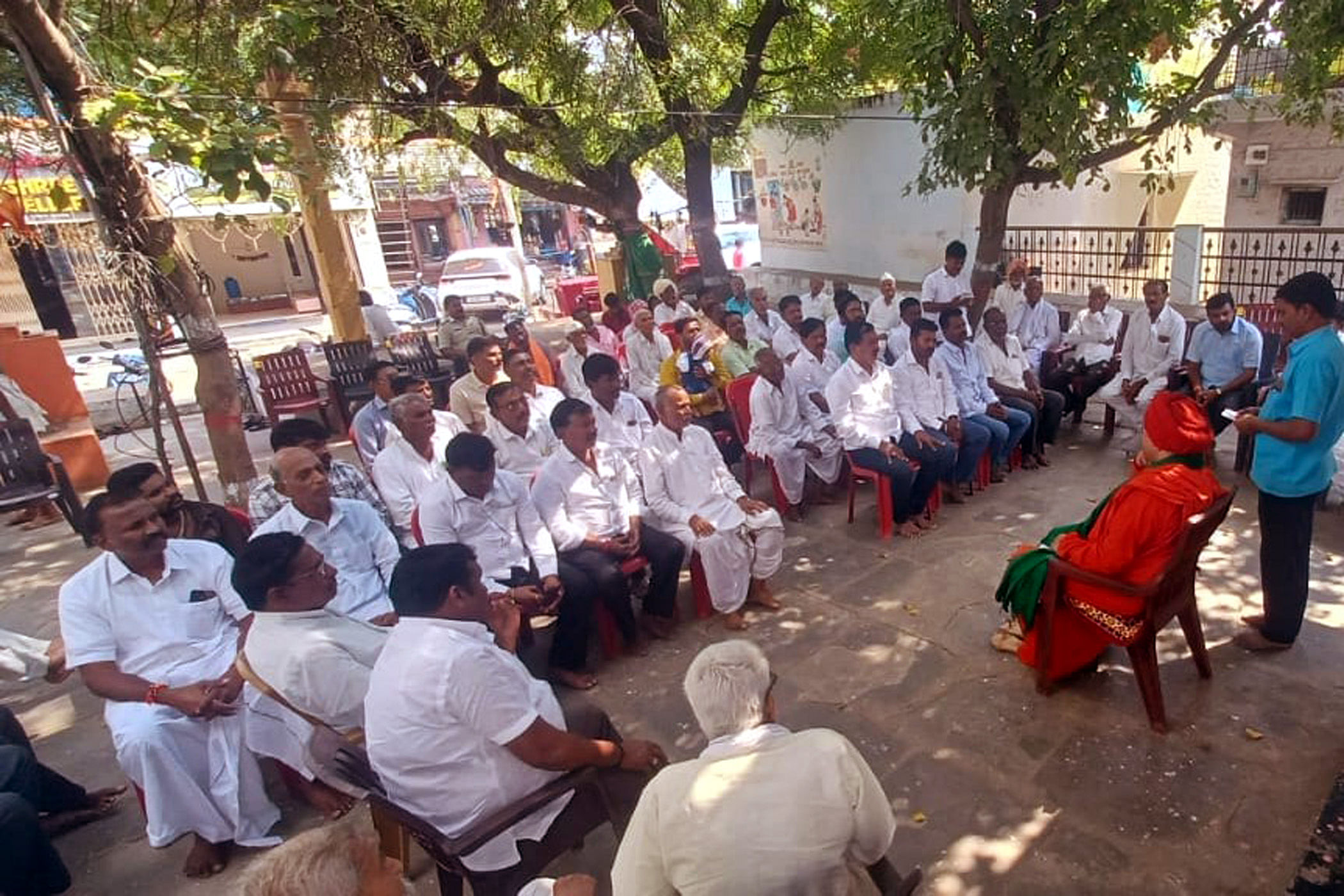 ಹುಣಸಗಿ ಪಟ್ಟಣದಲ್ಲಿ ಯಾದಗಿರಿ ಜಿಲ್ಲಾ ಲಿಂಗಾಯತ ಪಂಚಮಸಾಲಿ ಮಹಾಸಭಾದ ಪೂರ್ವಭಾವಿ ಸಭೆಯಲ್ಲಿ ಕೂಡಲಸಂಗಮದ ಬಸವ ಜಯ ಮೃತ್ಯುಂಜಯ ಸ್ವಾಮೀಜಿ   ಮಾತನಾಡಿದರು