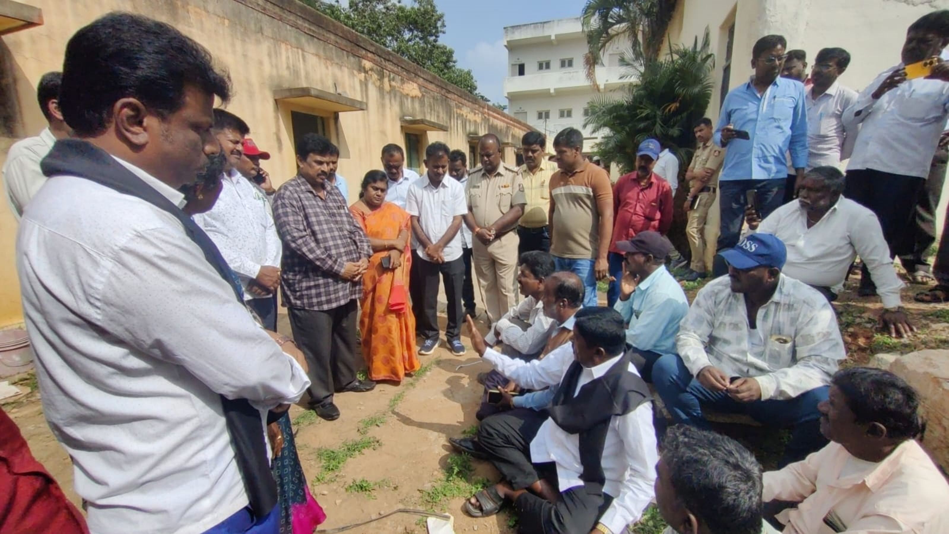 ಚಿಂತಾಮಣಿಯ ಸರ್ಕಾರಿ ಬಾಲಕರ ಕಾಲೇಜು ಆವರಣದ ಬಾಬು ಜಗಜೀವನರಾಂ ಅವರ ಭಾವಚಿತ್ರಕ್ಕೆ ಅವಮಾನ ಮಾಡಲಾಗಿದೆ ಎಂದು ಆರೋಪಿಸಿ ದಲಿತಪರ ಸಂಘಟನೆಗಳ ಕಾರ್ಯಕರ್ತರು ಗುರುವಾರ ಪ್ರತಿಭಟನೆ ನಡೆಸಿದರು