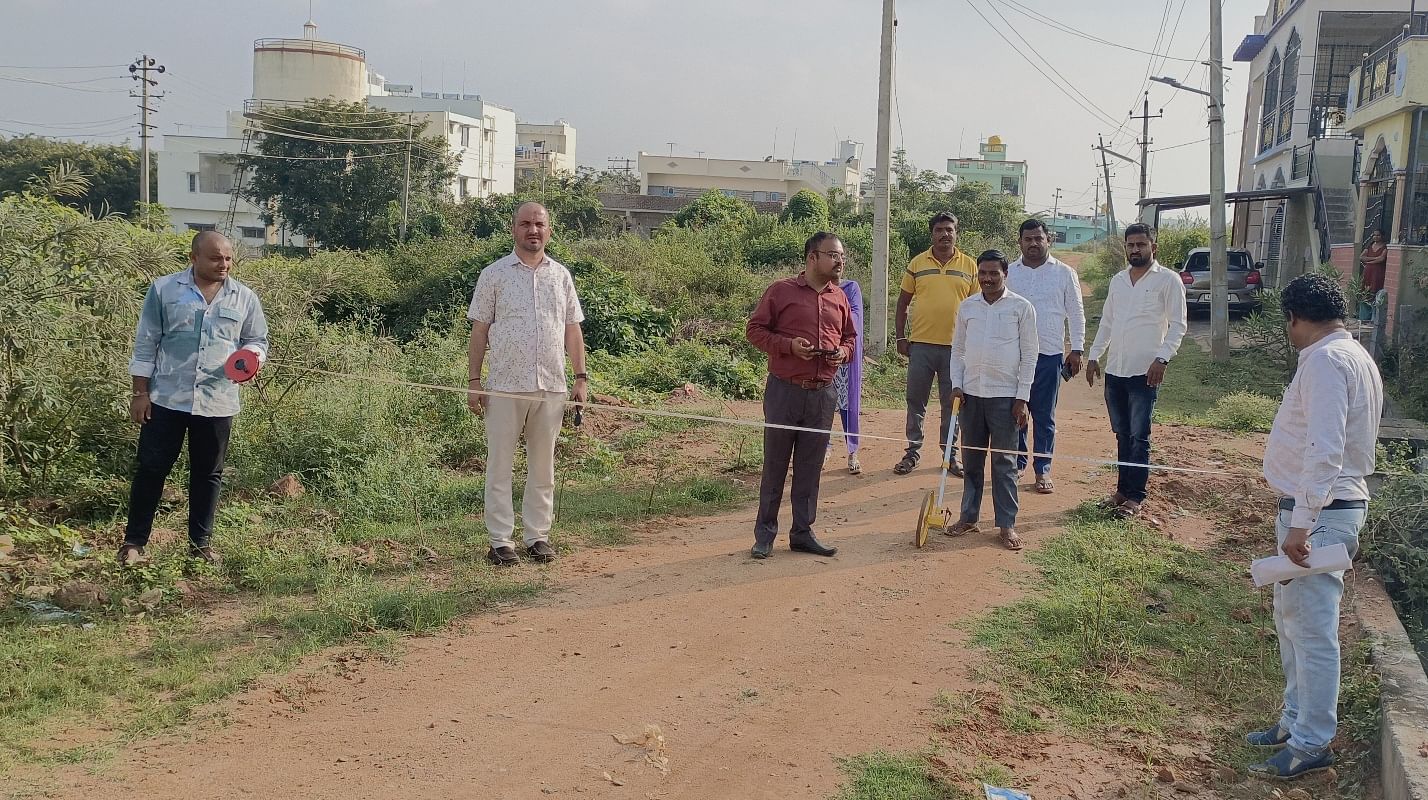 ಮಾಗಡಿ ಜ್ಯೋತಿನಗರ ವಾರ್ಡ್‌ನಲ್ಲಿ ಕಾಂಕ್ರೀಟ್ ರಸ್ತೆ ಹಾಕುವ ಹಿನ್ನೆಲೆಯಲ್ಲಿ ಪುರಸಭೆ ಎಂಜಿನಿಯರ್ ಹಾಗೂ ಗುತ್ತಿಗೆದಾರರು ಅಂದಾಜು ಪಟ್ಟಿ ಸಿದ್ಧ‍ಪಡಿಸಿದರು