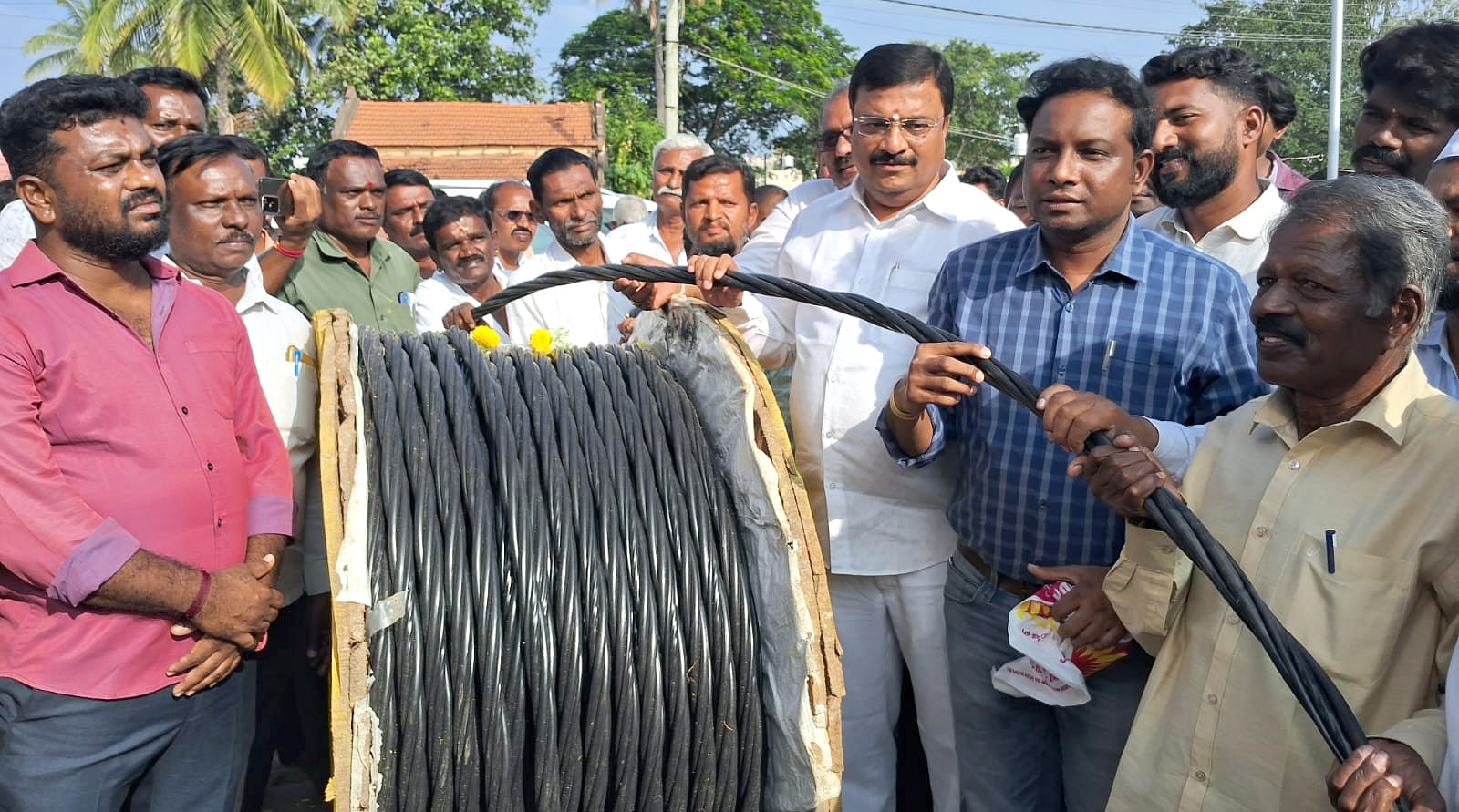 ಮಳವಳ್ಳಿ ಪಟ್ಟಣದ ಸಿದ್ದಾರ್ಥ ನಗರದಲ್ಲಿ ಎಲ್‌ಟಿಎಬಿ ವಿದ್ಯುತ್ ಕೇಬಲ್ ಅಳವಡಿಸುವ ಕಾಮಗಾರಿಗೆ ಶಾಸಕ ಪಿ.ಎಂ. ನರೇಂದ್ರಸ್ವಾಮಿ ಚಾಲನೆ ನೀಡಿದರು