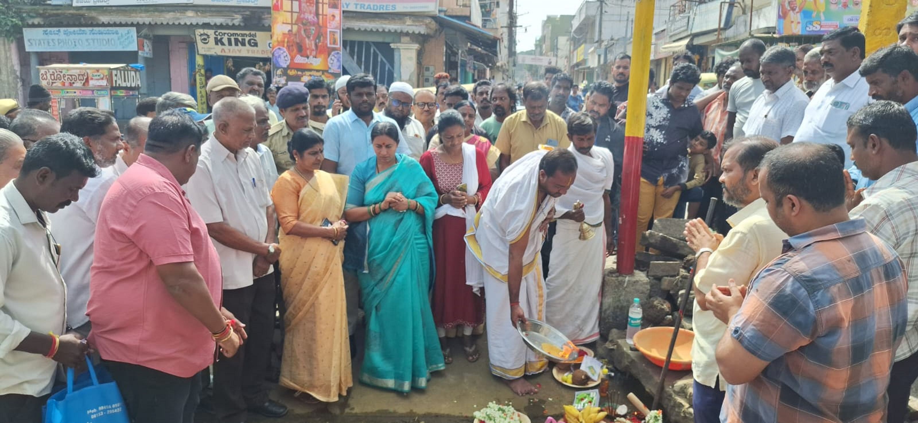 ಕೆಜಿಎಫ್‌  ರಾಬರ್ಟಸನ್‌ಪೇಟೆ ಎಂ.ಜಿ.ಮಾರುಕಟ್ಟೆಯಲ್ಲಿ ಎರಡು ಕೋಟಿ ರೂಪಾಯಿ ವೆಚ್ಚದ ಕಾಮಗಾರಿಗೆ ಗುರುವಾರ ಶಾಸಕಿ ಎಂ.ರೂಪಕಲಾ ಚಾಲನೆ ನೀಡಿದರು. ನಗರಸಭೆ ಅಧ್ಯಕ್ಷೆ ಇಂದಿರಾಗಾಂಧಿ, ಆಯುಕ್ತ ಪವನ್‌ಕುಮಾರ್‌ ಇದ್ದಾರೆ