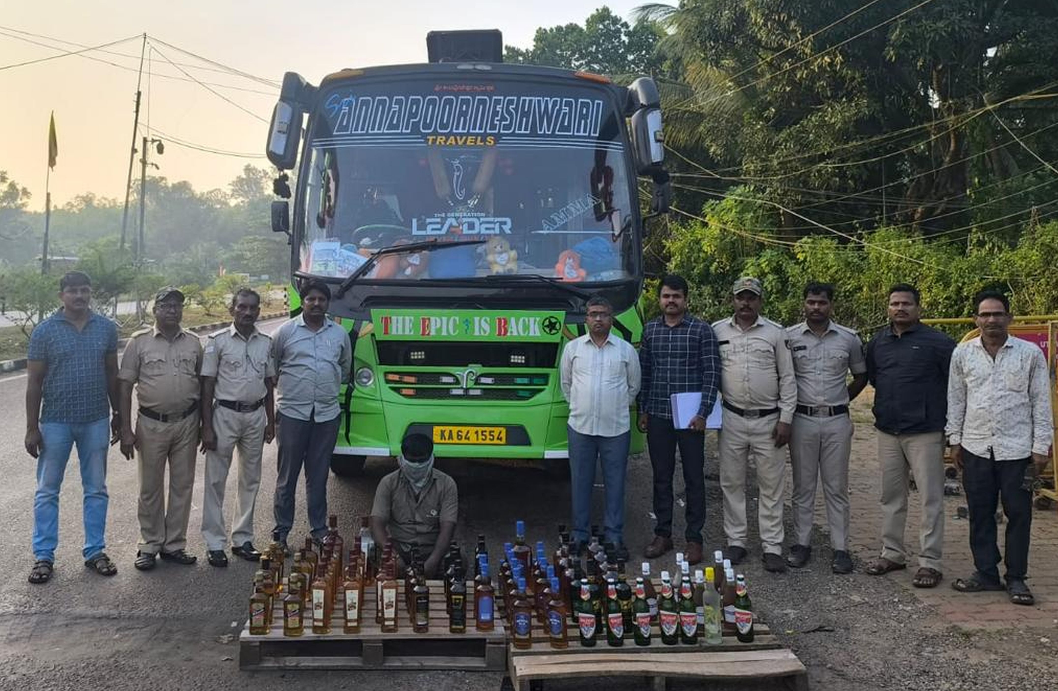 ಕಾರವಾರ ತಾಲ್ಲೂಕಿನ ಮಾಜಾಳಿ ಚೆಕ್‍ಪೋಸ್ಟ್ ಸಮೀಪ ಅಬಕಾರಿ ಅಧಿಕಾರಿಗಳು ಅಕ್ರಮ ಗೋವಾ ಮದ್ಯ ದಾಸ್ತಾನು ಸಹಿತ ಖಾಸಗಿ ಬಸ್ ವಶಕ್ಕೆ ಪಡೆದಿರುವುದು