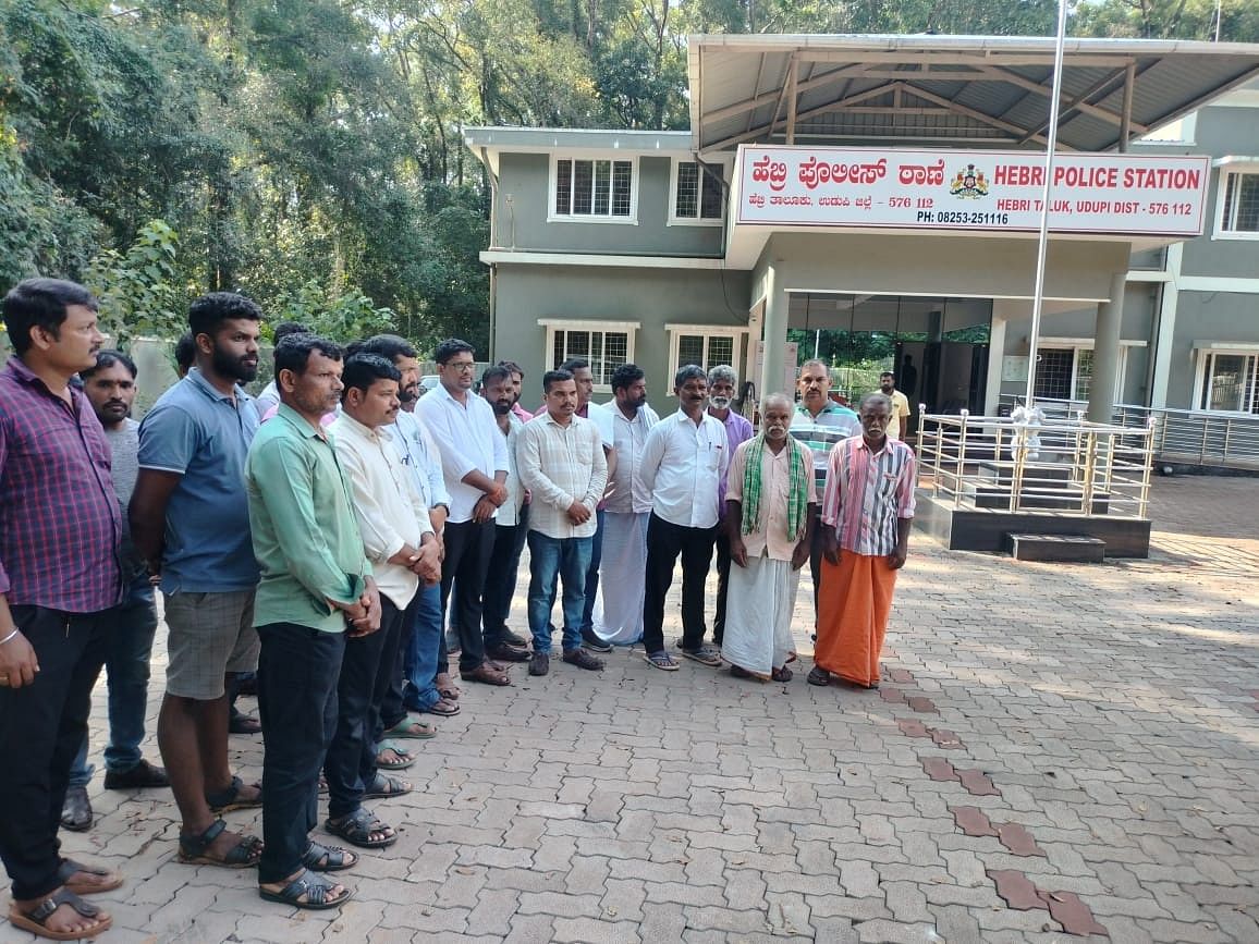 ಹೆಬ್ರಿ ಪೊಲೀಸ್‌ ಠಾಣೆಯ ಮುಂಭಾಗದಲ್ಲಿ ಶುಕ್ರವಾರ ರಾಜ್ಯ ಮಲೆಕುಡಿಯ ಸಂಘದ ವತಿಯಿಂದ ಪ್ರತಿಭಟನೆ ನಡೆಯಿತು