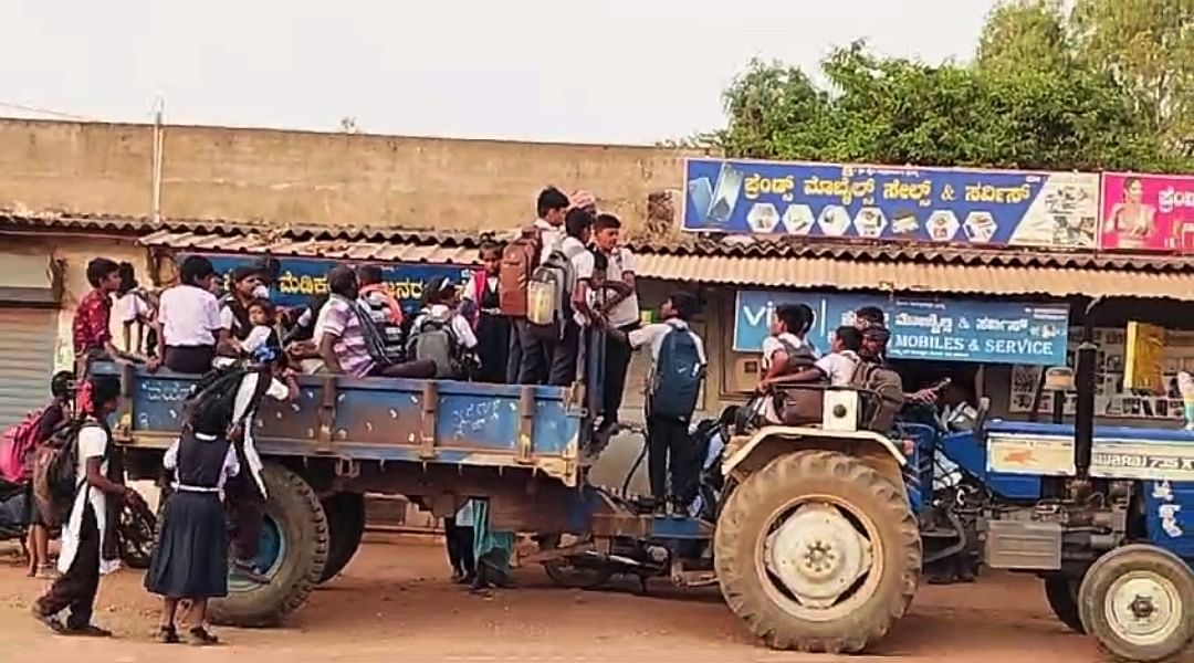 ಬಸ್‌ ಸೌಲಭ್ಯದ ಕೊರತೆಯಿಂದ ಲಕ್ಷ್ಮೇಶ್ವರ ತಾಲ್ಲೂಕಿನ ಶಿಗ್ಲಿ ಗ್ರಾಮದಲ್ಲಿ ಶುಕ್ರವಾರ ವಿದ್ಯಾರ್ಥಿಗಳು ಟ್ರ್ಯಾಕ್ಟರ್‌ನಲ್ಲಿ ಪ್ರಯಾಣಿಸಿದರು.