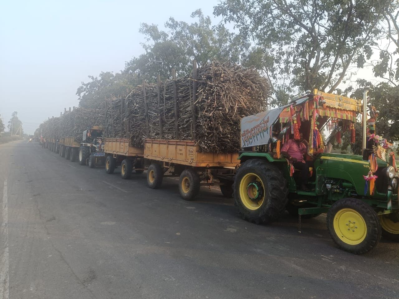 ರಾಯಬಾಗ ತಾಲ್ಲೂಕಿನ ಯಡ್ರಾಂವ ಗ್ರಾಮದ ಬಳಿ ಸಾಲಾಗಿ ನಿಂತ ಟ್ರ್ಯಾಕ್ಟರ್‌ಗಳು