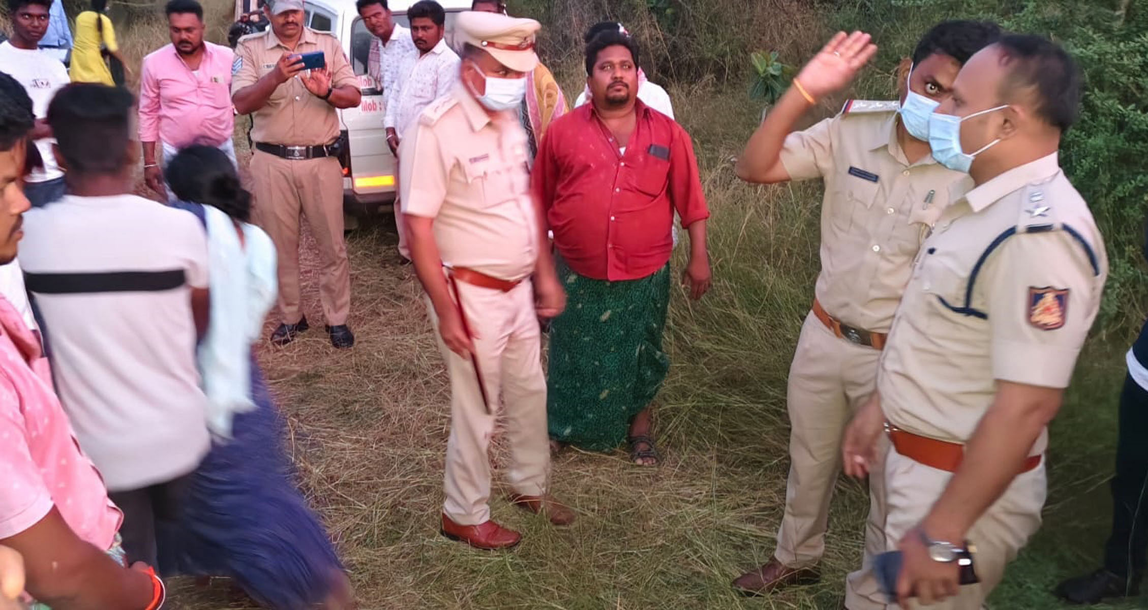 ಹೂವಿನಹಡಗಲಿ ತಾಲ್ಲೂಕು ಇಟ್ಟಿಗಿ ಗ್ರಾಮದ ಬಾಲಕನನ್ನು ಅಪಹರಿಸಿ ಕೊಲೆ ಮಾಡಿರುವ ಸ್ಥಳಕ್ಕೆ ಜಿಲ್ಲಾ ಪೊಲೀಸ್ ವರಿಷ್ಠಾಧಿಕಾರಿ ಶ್ರೀಹರಿಬಾಬು ಬಿ.ಎಲ್. ಭೇಟಿ ನೀಡಿ ಪರಿಶೀಲಿಸಿದರು