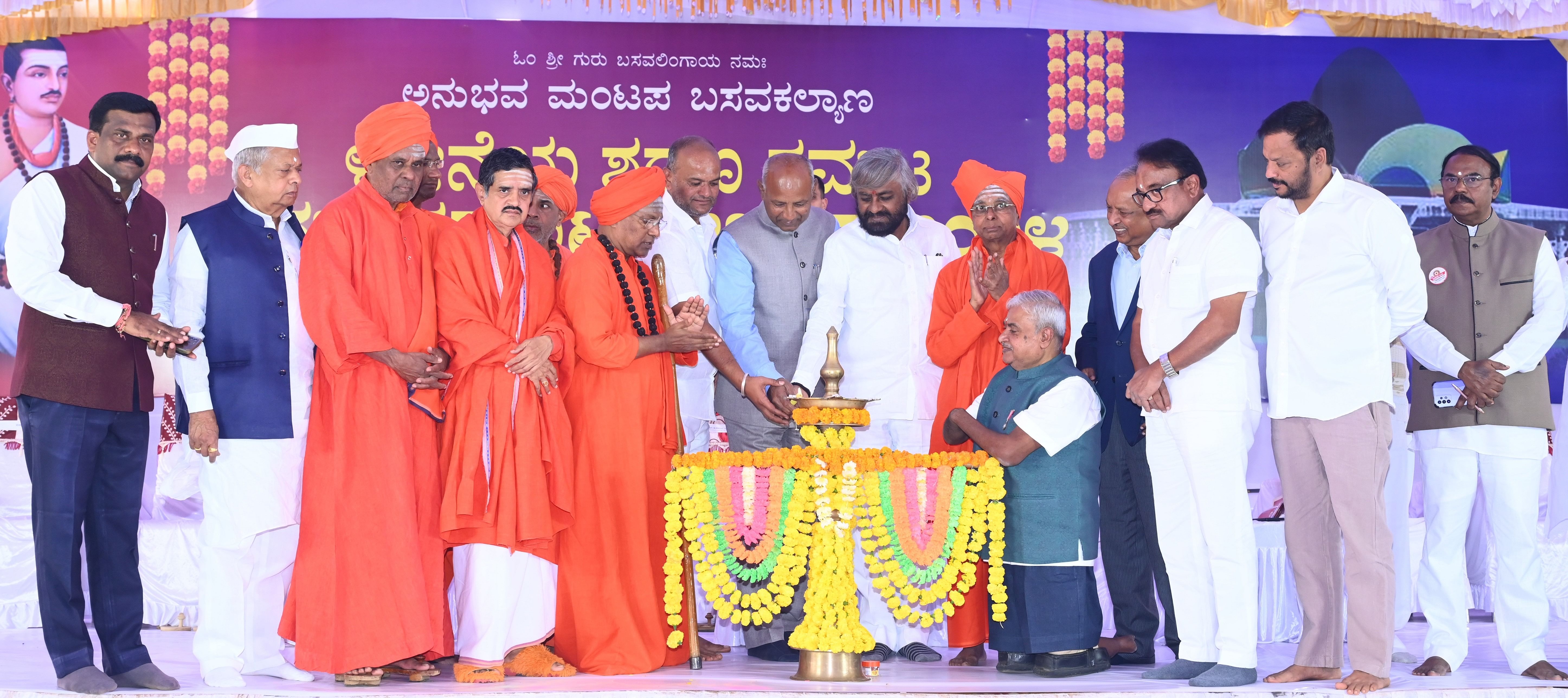 ಬಸವಕಲ್ಯಾಣದ ಅನುಭವ ಮಂಟಪದಲ್ಲಿ ಹಮ್ಮಿಕೊಂಡಿರುವ ಶರಣ ಕಮ್ಮಟ ಹಾಗೂ ಅನುಭವ ಮಂಟಪ ಉತ್ಸವಕ್ಕೆ ಮೇಘಾಲಯದ ರಾಜ್ಯಪಾಲ ಸಿ.ಎಚ್‌. ವಿಜಯಶಂಕರ್‌ ಅವರು ದೀಪ ಬೆಳಗಿಸಿ ಶನಿವಾರ ಚಾಲನೆ ನೀಡಿದರು