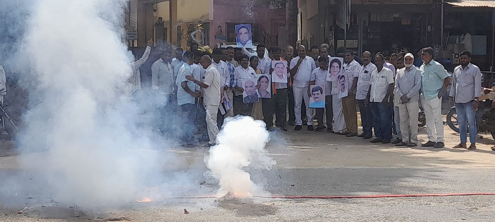 ಪುರಸಭಾ ಮುಂಭಾಗದಲ್ಲಿ ತರೀಕೆರೆ ಬ್ಲಾಕ್‍ ಕಾಂಗ್ರೇಸ್‍ ವತಿಯಿಂದ ಆಯೋಜಿಸಿದ್ದ ವಿಜಯೋತ್ಸವದಲ್ಲಿ ಕಾರ್ಯಕರ್ತರು ಪಟಾಕಿ ಸಿಡಿಸಿ ಸಿಹಿ ಹಂಚಿದರು.