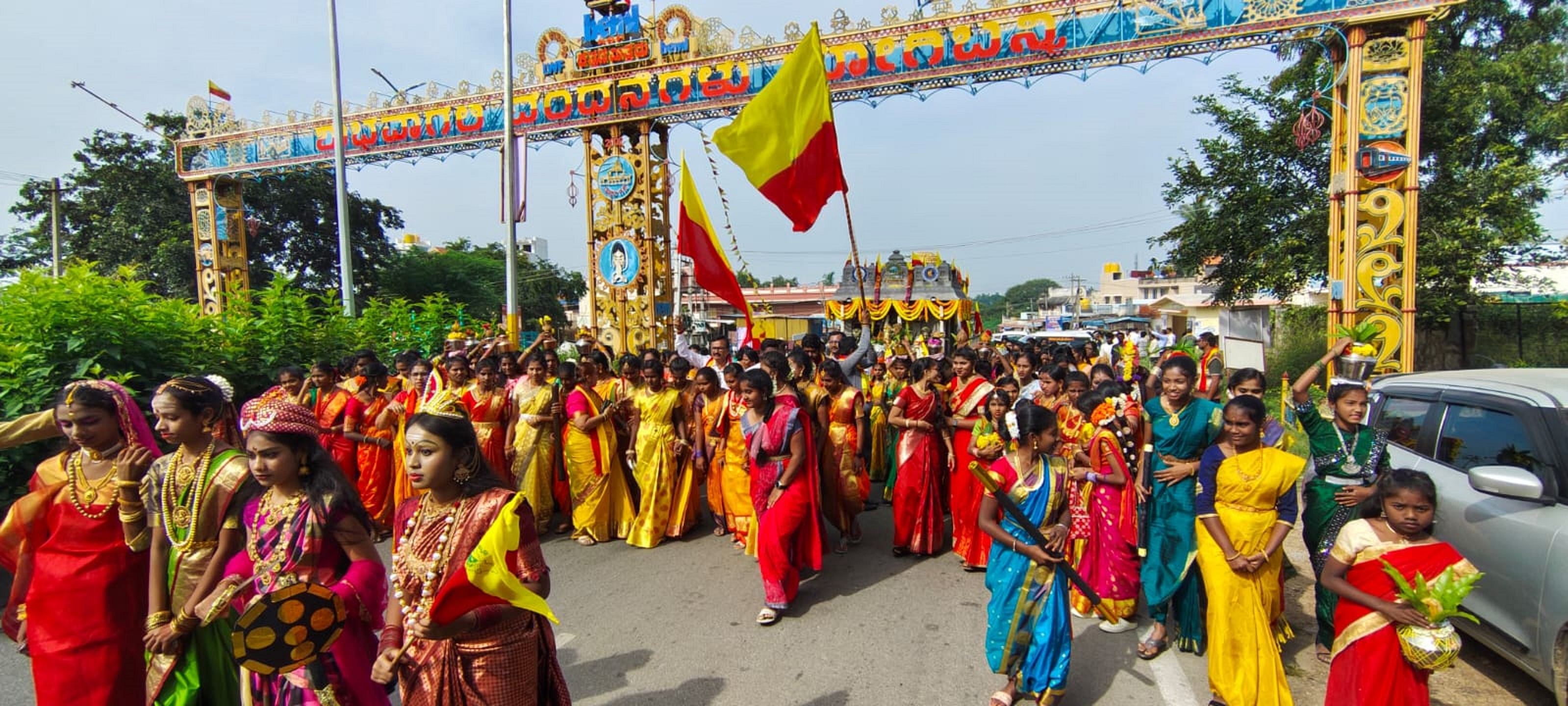 ಕೆಜಿಎಫ್‌ ಬೆಮಲ್‌ ನಗರದ ಬಳಿ ವಿವಿಧ ವೇಷಭೂಷಣಗಳನ್ನು ಹಾಕಿದ್ದ ವಿದ್ಯಾರ್ಥಿನಿಯರು ಶನಿವಾರ ಕನ್ನಡ ರಥಕ್ಕೆ ಸ್ವಾಗತ ಕೋರಿದರು.