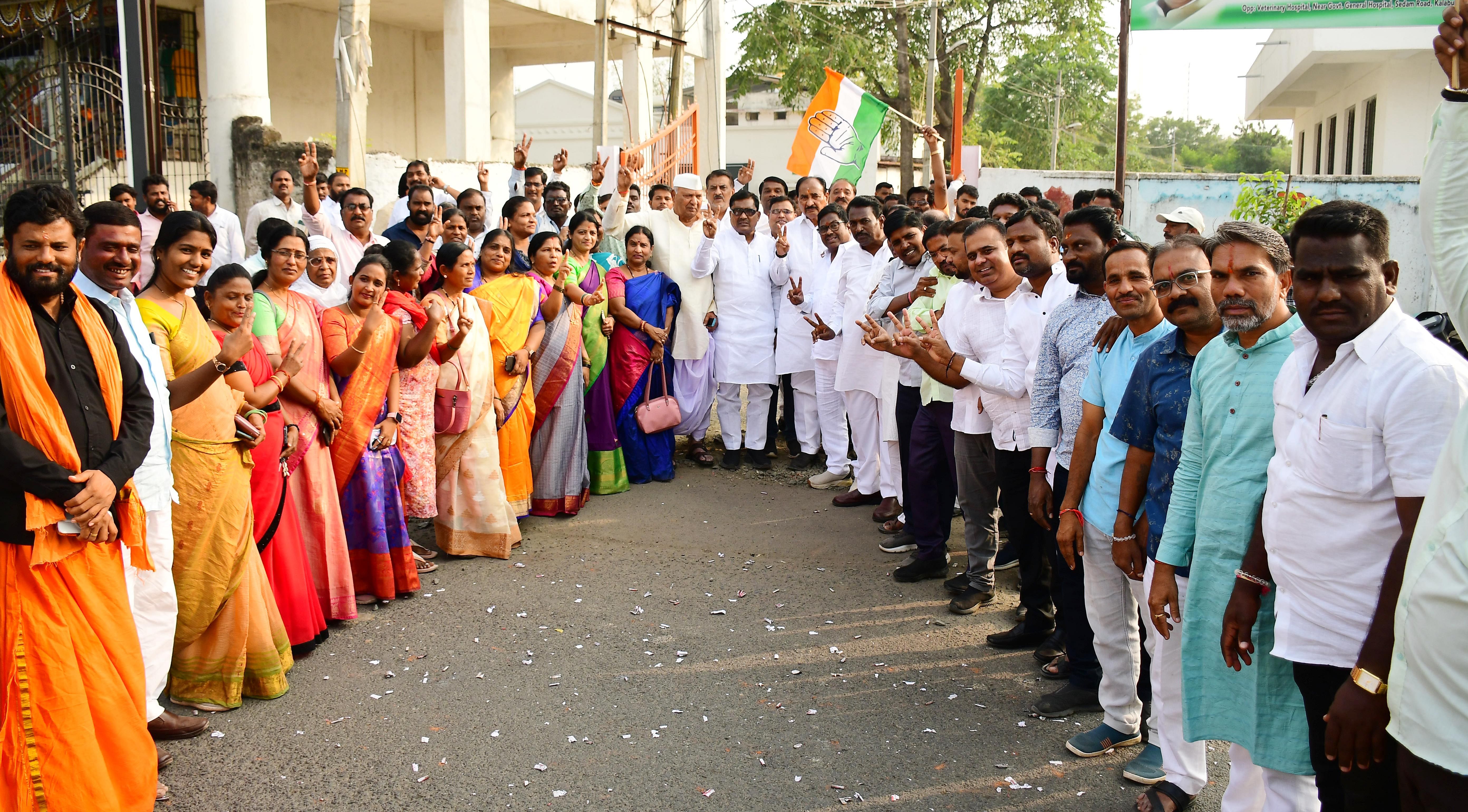 ಉಪಚುನಾವಣೆಯಲ್ಲಿ ಕಾಂಗ್ರೆಸ್ ಪಕ್ಷಗಳ ಅಭ್ಯರ್ಥಿಗಳು ಜಯಸಾಧಿಸಿದ್ದಕ್ಕೆ ಕಲಬುರಗಿಯಲ್ಲಿ ಶನಿವಾರ ಕಾಂಗ್ರೆಸ್ ಕಾರ್ಯಕರ್ತರು ಹಾಗೂ ಮುಖಂಡರು ವಿಜಯೋತ್ಸವ ಆಚರಿಸಿದರು