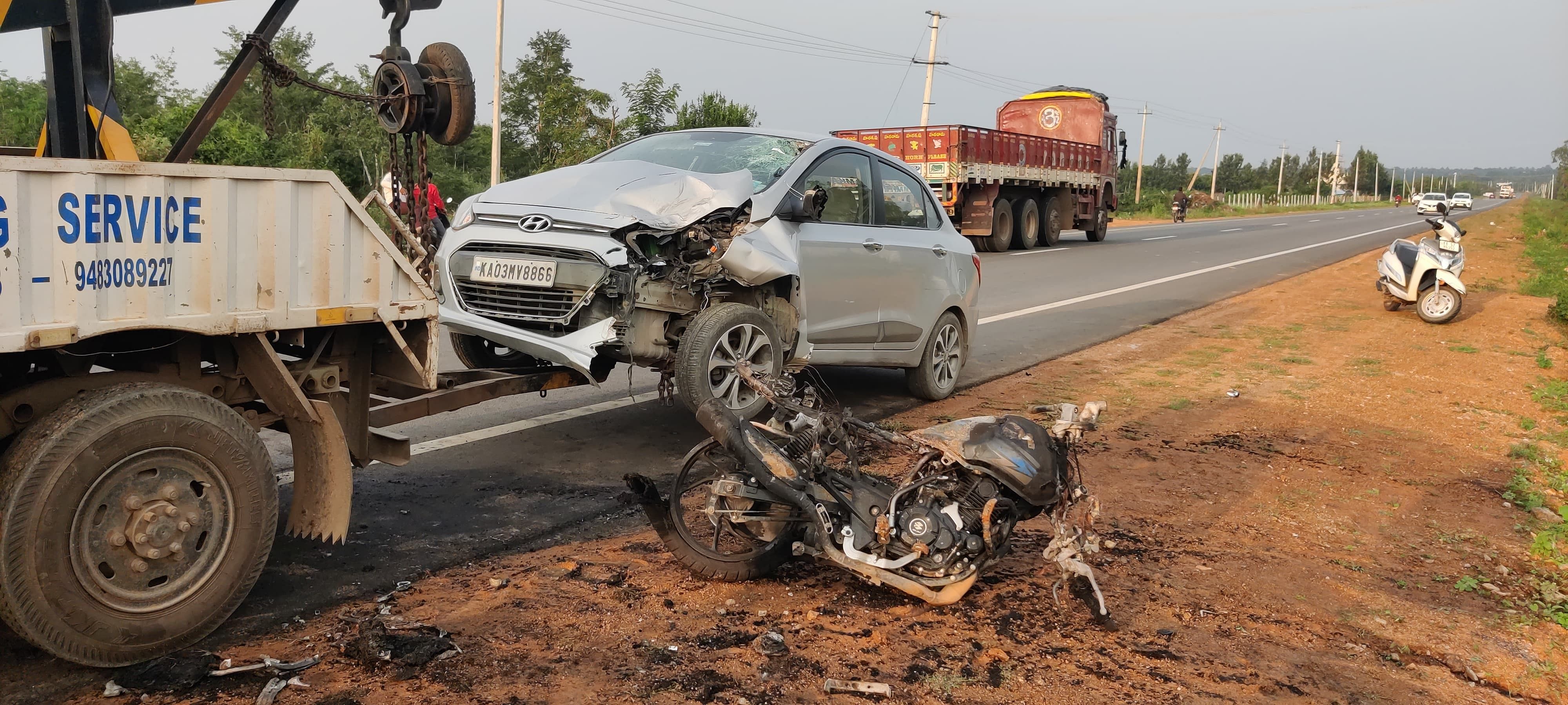 ಚಿಂತಾಮಣಿ ತಾಲ್ಲೂಕಿನ ದಂಡುಪಾಳ್ಯ ಗೇಟ್ ಸಮೀಪ ಶನಿವಾರ ಅಪಘಾತಕ್ಕೀಡಾದ ಕಾರು ಮತ್ತು ಬೈಕ್