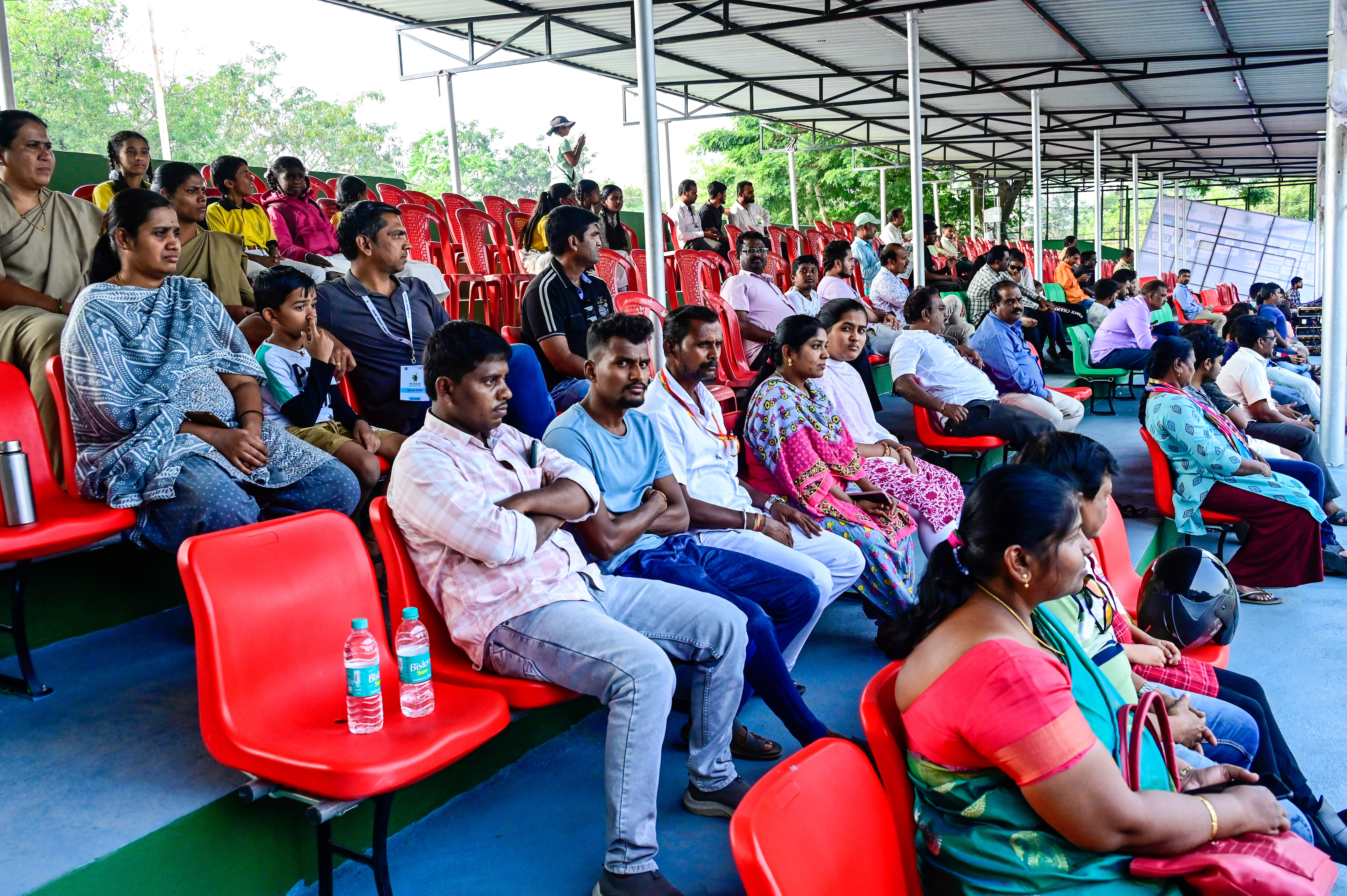 ಟೆನಿಸ್‌ ಪಂದ್ಯ ವೀಕ್ಷಿಸಿದ ಪ್ರೇಕ್ಷಕರು ಪ್ರಜಾವಾಣಿ ಚಿತ್ರ