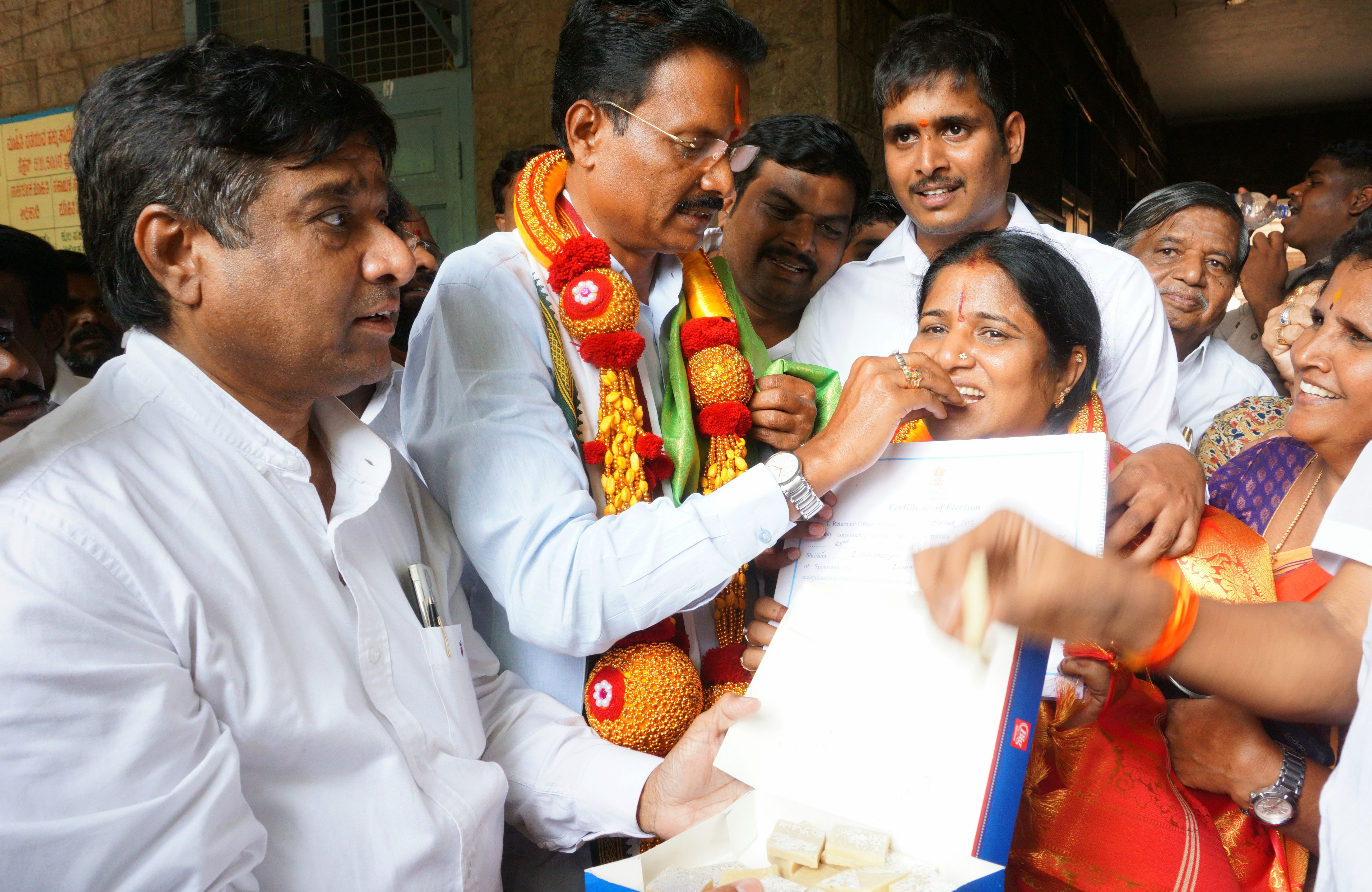 ಸಂಡೂರು ವಿಧಾನಸಭಾ ಕ್ಷೇತ್ರದಲ್ಲಿ ಗೆಲುವು ಸಾಧಿಸಿದ ಪತ್ನಿ ಅನ್ನಪೂರ್ಣ ಅವರಿಗೆ ಸಿಹಿ ತಿನಿಸುತ್ತಿರುವ ಬಳ್ಳಾರಿ ಸಂಸದ ಇ. ತುಕಾರಾಂ. ಚಿತ್ರದಲ್ಲಿ ಪುತ್ರ ರಘುನಂದನ್‌ ಸೇರಿದಂತೆ ಹಲವರು ಇದ್ದಾರೆ.  