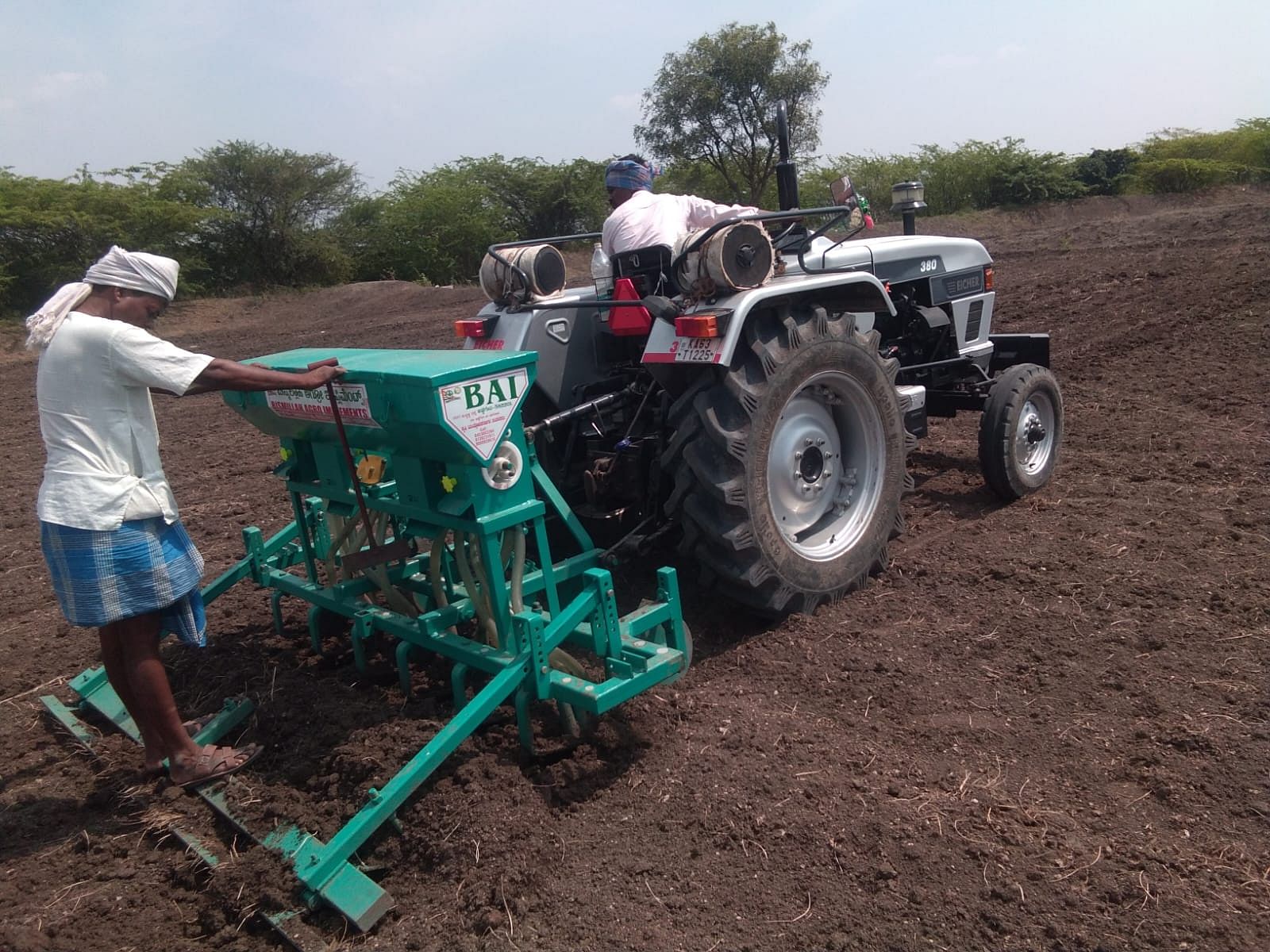 ಕುಂದಗೋಳ ತಾಲ್ಲೂಕಿನ ಗುಡೇನಕಟ್ಟಿ ಗ್ರಾಮದಲ್ಲಿ ರೈತರು ಟ್ರ್ಯಾಕ್ಟರ್ ಮೂಲಕ ಹಿಂಗಾರು ಬಿತ್ತನೆ ಕಾರ್ಯ ನಡೆಸಿದರು