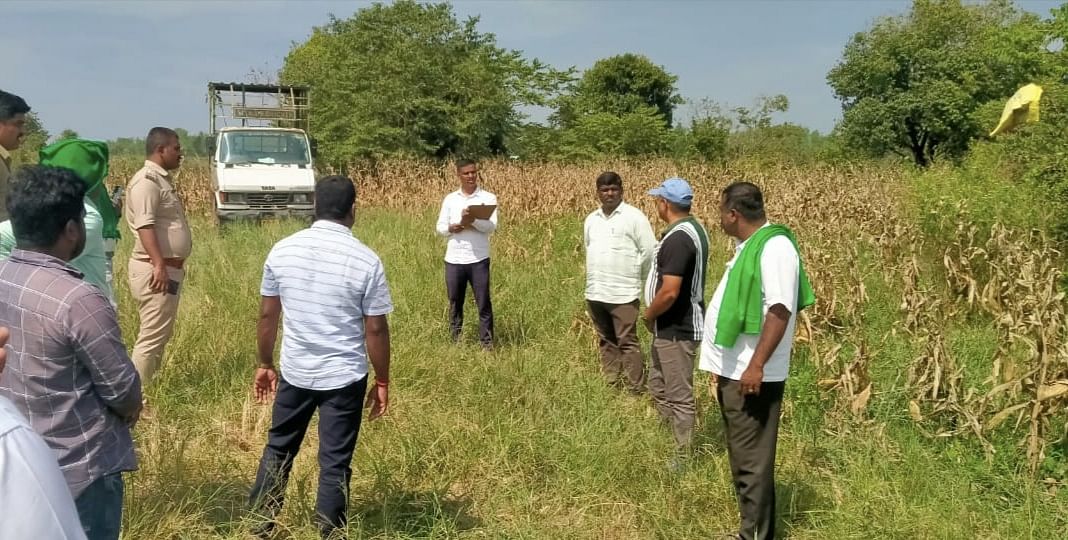 ಬೇಲೂರು ಪಟ್ಟಣ ಸಮೀಪದ ಬಳ್ಳೂರಿನಲ್ಲಿ ಕೆರೆ ಒತ್ತುವರಿ ಸರ್ವೆಗೆ ತೆರಳಿದ ಅಧಿಕಾರಿಗಳ ಮೇಲೆ ಹಲ್ಲೆ ಯತ್ನ ನಡೆದ ಸ್ಥಳದಲ್ಲಿ ಪೊಲೀಸರು ಮಹಜರು ಮಾಡಿದರು