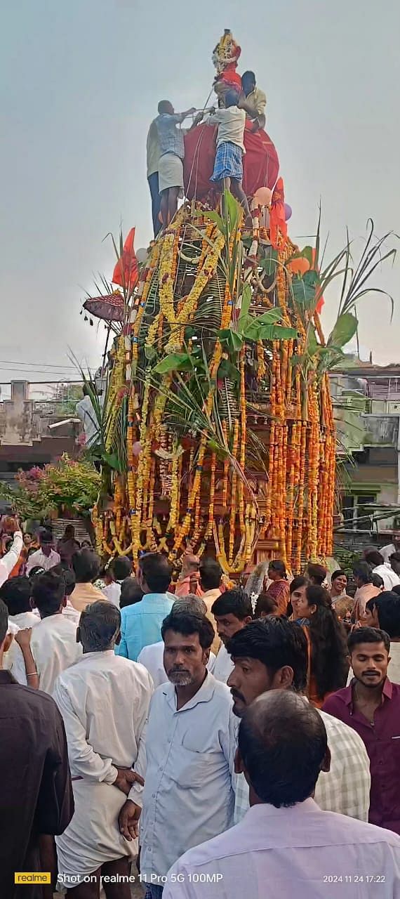 ತಾಳಿಕೋಟೆ ತಾಲ್ಲೂಕಿನ ಗ್ರಾಮದಲ್ಲಿ ಗೌರಿಶಂಕರ ಜಾತ್ರಾ ಮಹೋತ್ಸವದ ಅಂಗವಾಗಿ ಭಾನುವಾರ ಭವ್ಯ ರಥೋತ್ಸವ ಜರುಗಿತು