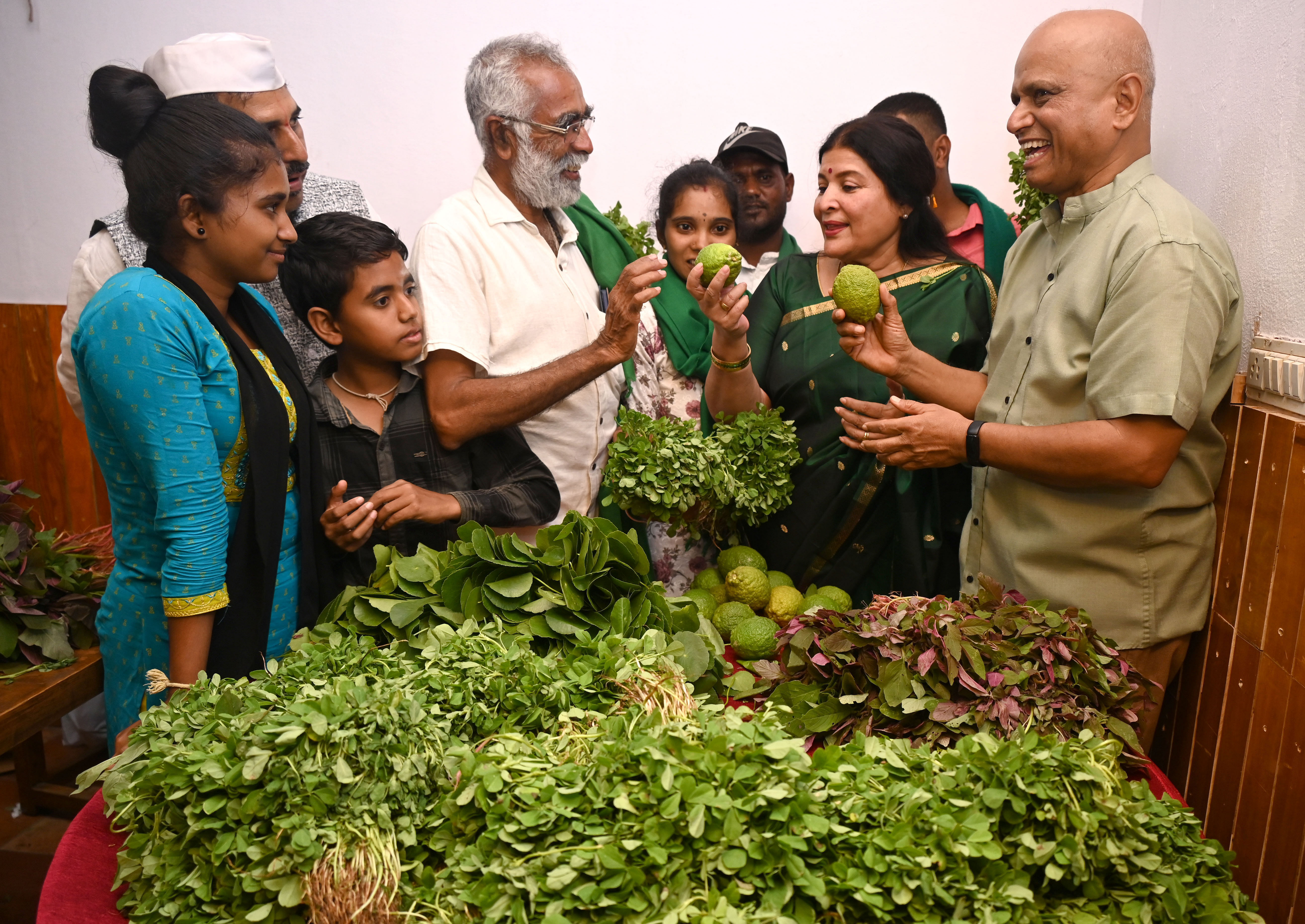 '50ನೇ ಆರ್ಗ್ಯಾನಿಕ್ ಸಂತೆ’ಯಲ್ಲಿ ರೈತರು ಮಾರಾಟಮಾಡಲು ತಂದಿದ್ದ ಸಾವಯವ ಸೊಪ್ಪು, ತರಕಾರಿಗಳನ್ನು ನಟಿ ಜಯಮಾಲಾ ವೀಕ್ಷಿಸಿದರು. ದಿ ಗ್ರೀನ್ ಪಾತ್ ಆರ್ಗ್ಯಾನಿಕ್‌ ರೆಸ್ಟೋರೆಂಟ್ ಸಂಸ್ಥಾಪಕ ಎಚ್.ಆರ್. ಜಯರಾಮ್ (ಬಲ ಬದಿಯಿಂದ ಮೊದಲನೆಯವರು) ಉಪಸ್ಥಿತರಿದ್ದರು
–ಪ್ರಜಾವಾಣಿ ಚಿತ್ರ 