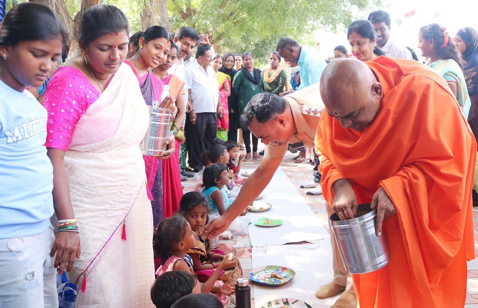 ಬಾಗೇಪಲ್ಲಿಯ ಬಿಜಿಎಸ್ ಪಬ್ಲಿಕ್ ಶಾಲೆಯಲ್ಲಿ ಹಮ್ಮಿಕೊಂಡಿದ್ದ ಮಾತೃಭೋಜನದಲ್ಲಿ ಚಿಕ್ಕಬಳ್ಳಾಪುರ ಆದಿಚುಂಚನಗಿರಿ ಶಾಖಾ ಮಠದ ಮಠಾಧೀಶ ಮಂಗಳನಾಥ ಸ್ವಾಮೀಜಿ ಮಕ್ಕಳಿಗೆ ತಿಂಡಿ ವಿತರಿಸಿದರು