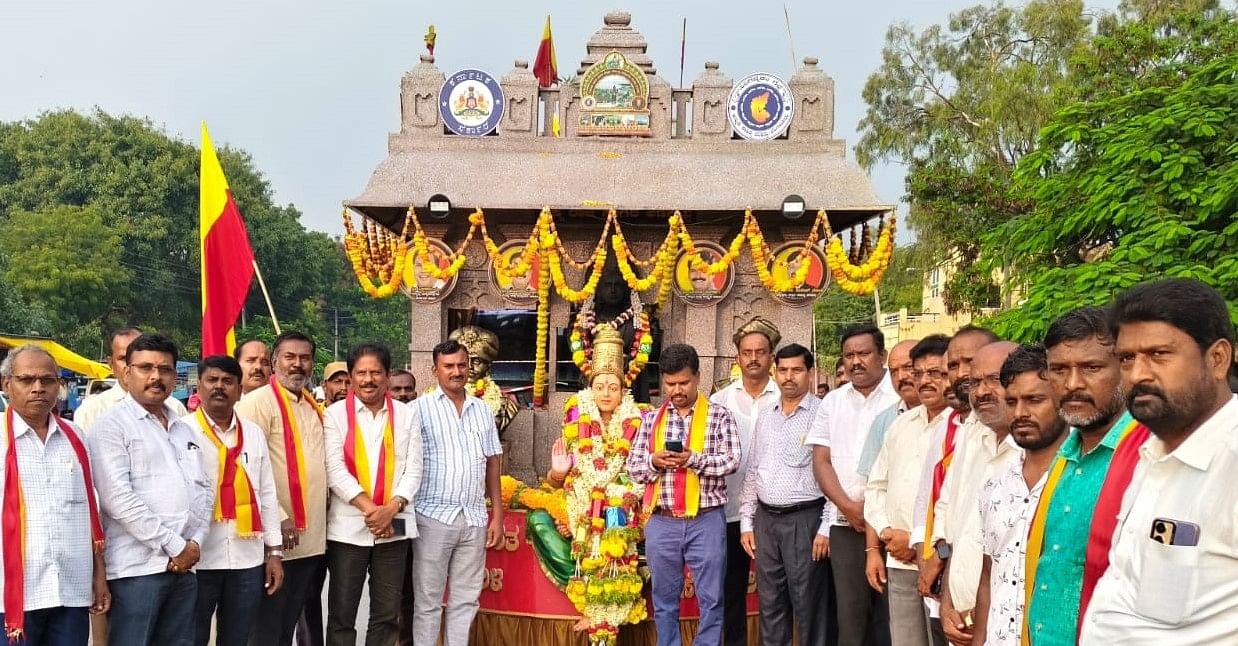 ಚಳ್ಳಕೆರೆಯ ಬಸ್ ನಿಲ್ದಾಣದ ಬಳಿ ಕರ್ನಾಟಕ ರಕ್ಷಣಾ ವೇದಿಕೆ (ಪ್ರವೀಣ್ ಶೆಟ್ಟಿ ಬಣ) ತಾಲ್ಲೂಕು ಘಟಕದಿಂದ ಶನಿವಾರ ಆಯೋಜಿಸಿದ್ದ ಕರ್ನಾಟಕ ರಾಜ್ಯೋತ್ಸವ ಸಮಾರಂಭದಲ್ಲಿ ಕನ್ನಡ ಸಾಹಿತ್ಯ ಪರಿಷತ್ ತಾಲ್ಲೂಕು ಘಟಕದ ಅಧ್ಯಕ್ಷ ಜಿ.ಟಿ.ವೀರಭದ್ರಸ್ವಾಮಿ ಮಾತನಾಡಿದರು 