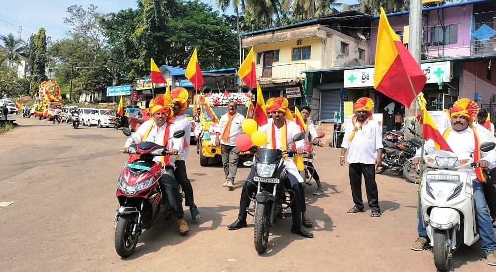 ಕಾರ್ಗಲ್‌ನಲ್ಲಿ ಭಾನುವಾರ ಹಮ್ಮಿಕೊಂಡಿದ್ದ ಕರ್ನಾಟಕ ರಾಜ್ಯೋತ್ಸವ ಕಾರ್ಯಕ್ರಮದ ಅಂಗವಾಗಿ ಮೆರವಣಿಗೆ ನಡೆಯಿತು