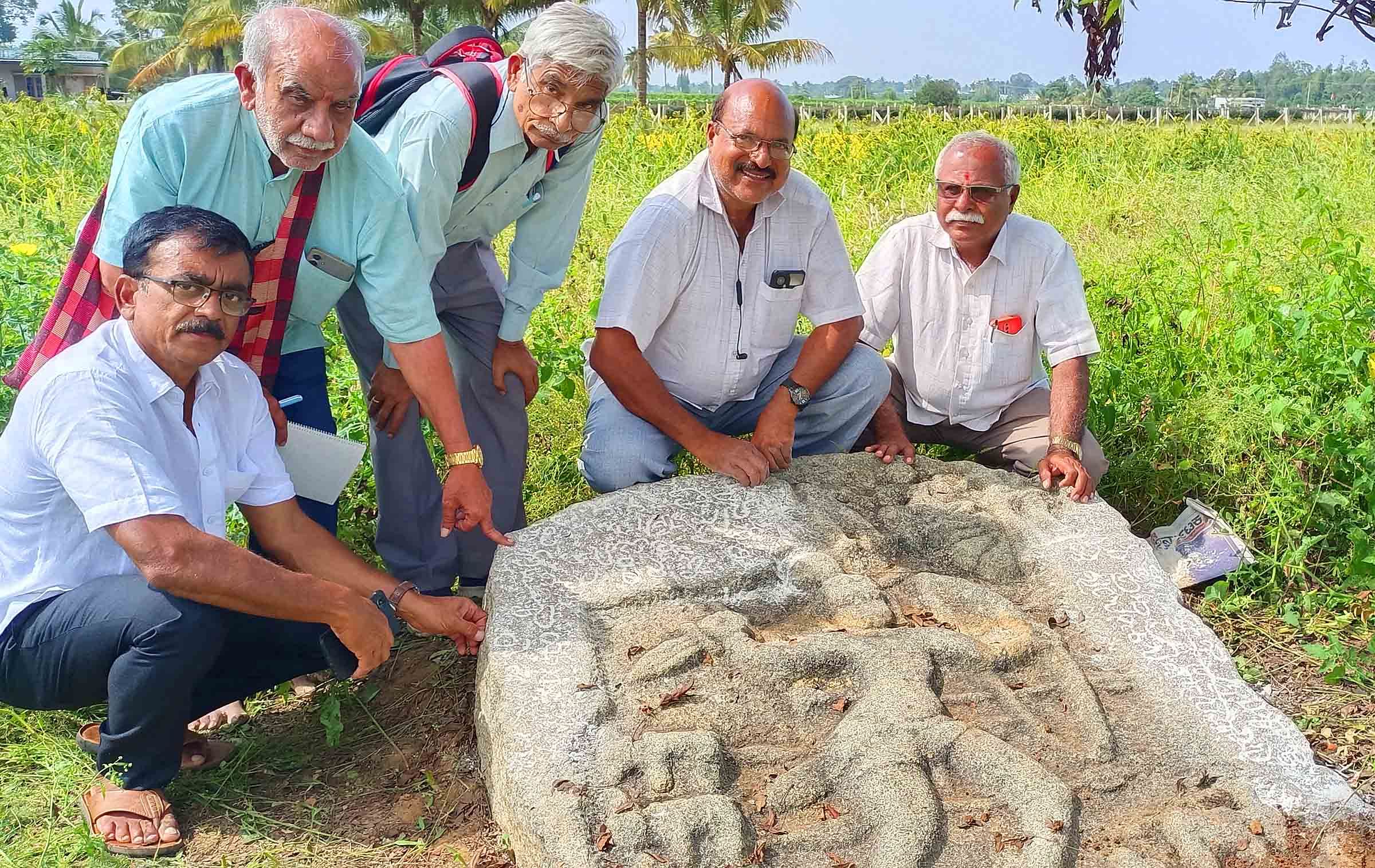 ವಿಜಯಪುರದ ಯಲುವಹಳ್ಳಿ ರಸ್ತೆಯಲ್ಲಿರುವ ಮುನೇಶ್ವರ ದೇವಾಲಯದ ಸಮೀಪದಲ್ಲಿ ಪತ್ತೆಯಾಗಿರುವ 9ನೇ ಶತಮಾನದ ತುರುಗೋಳ್ ಶಾಸನ